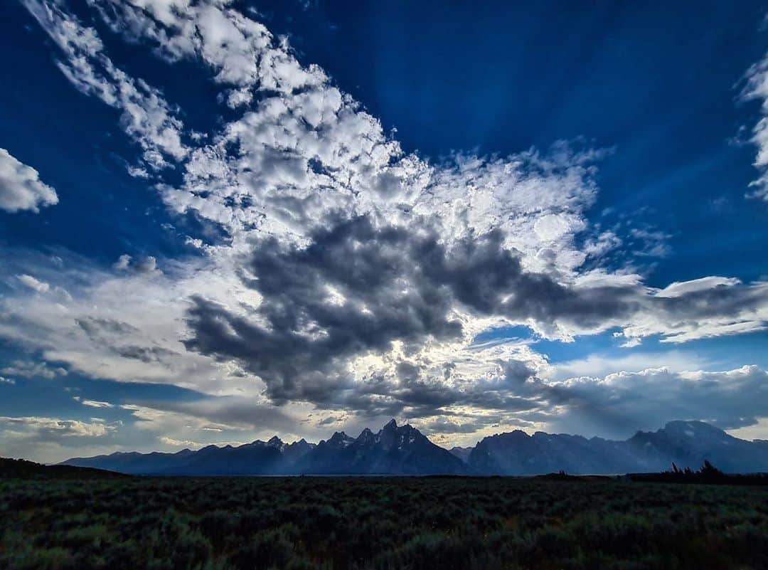 のインスタグラム：「Photo by @jimmychin // Sponsored by @SamsungMobileUSA // One of the things I love about shooting in the outdoors is the endless spontaneity of light, clouds, and shadows. I’ve seen this view of the Tetons a thousand times and it is never the same. It also never gets old. // Transform how you share your world with the @samsungmobileusa #GalaxyS20 5G series.」