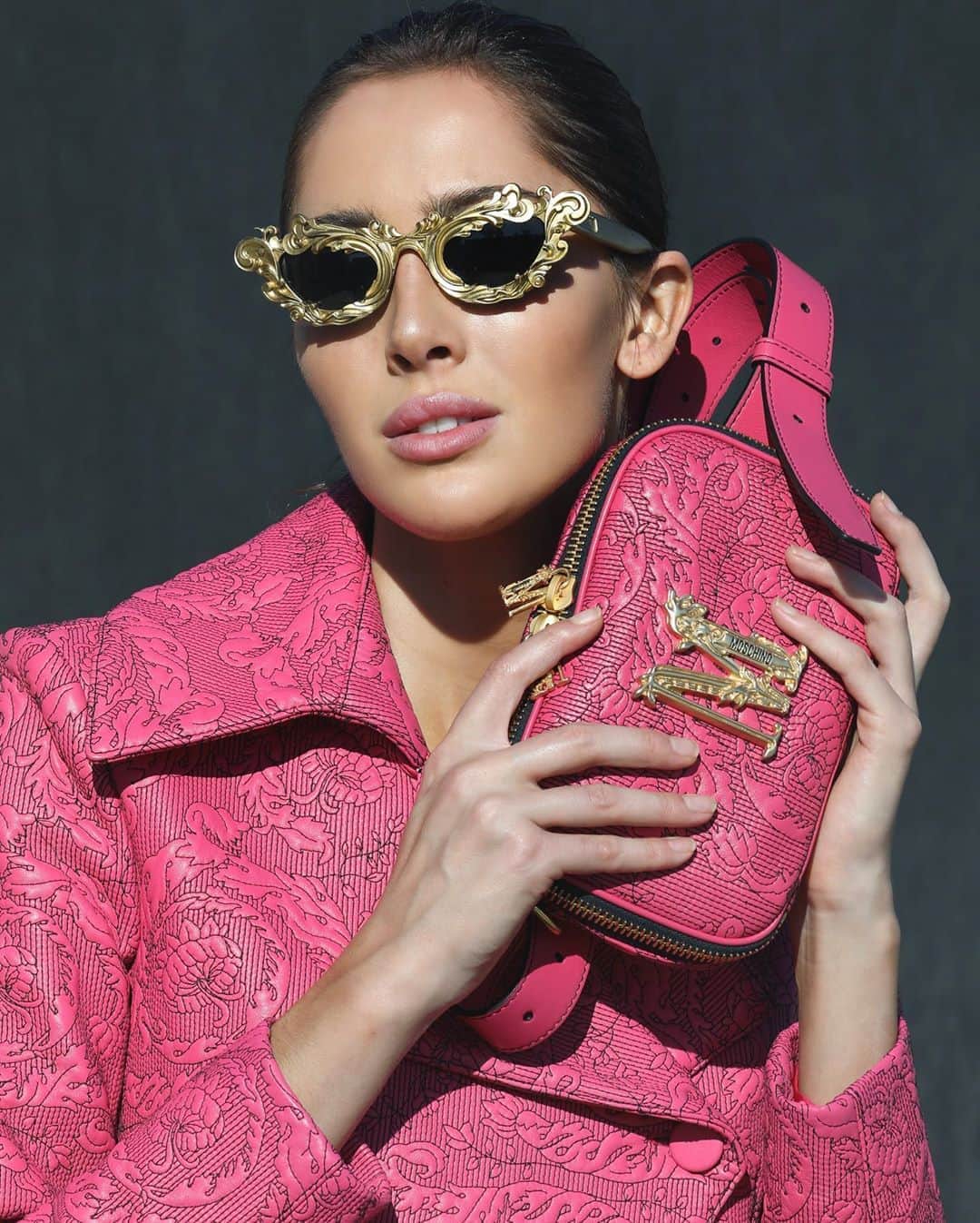 ジェレミー・スコットのインスタグラム：「EVERY WORK OF ART DESERVES A GREAT FRAME ! 🖼 @teddy_quinlivan WEARING THE MOSCHINO FRAME SUNGLASSES 📸 @marco_ovando」