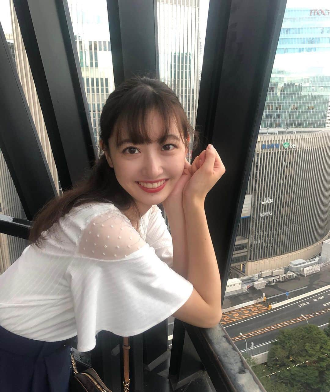 浅賀美咲のインスタグラム：「銀座の街並みを上から見ました✨ 大人の街というイメージがあるんですよね❣️銀座に似合う女性になりたいと思います😂  先程のミクチャではありがとうございました☺️ライトセーバーがあんなに使えるなんて…！笑  投票お願い致します♪  #ミス成蹊　#ミス成蹊コンテスト2020 #ミフ成蹊 #ミスコン #ミスコンテスト  #ミスコンファイナリスト」