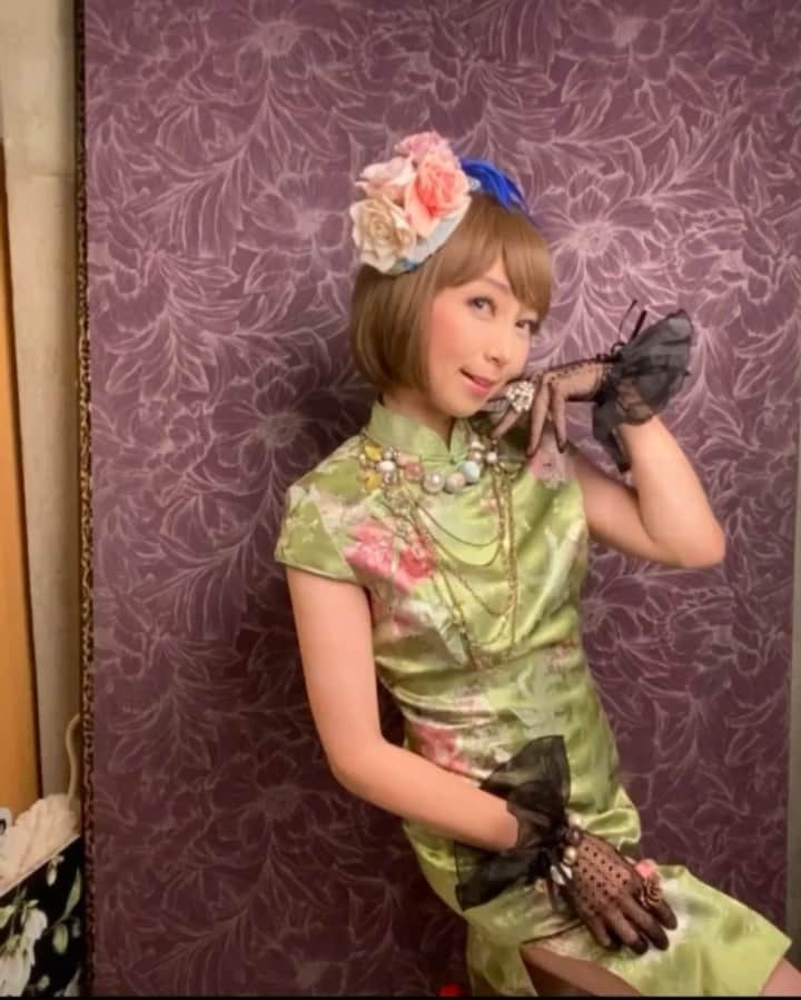 のインスタグラム：「純粋に好きです﻿ 💐  Just me and you 💛💛💛」