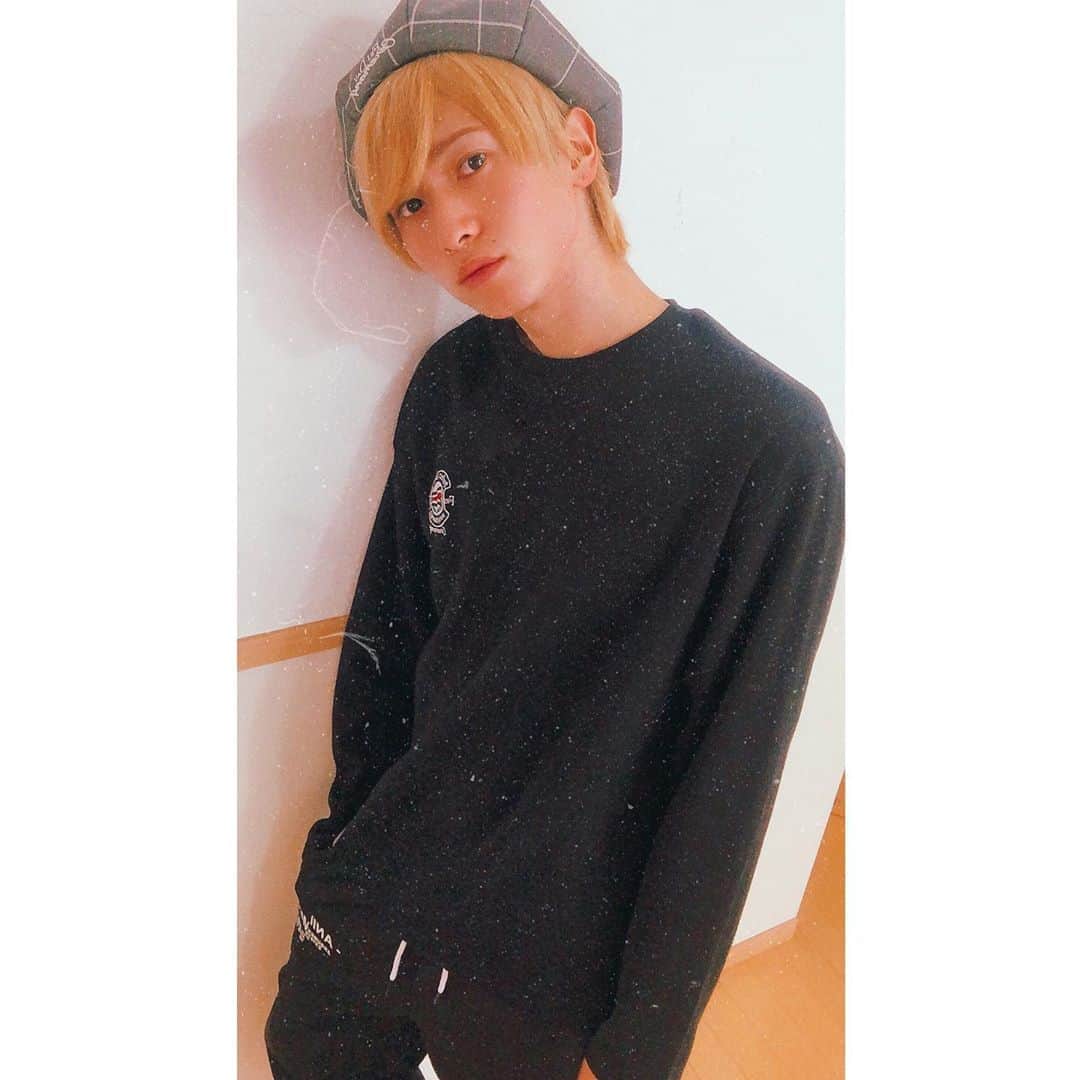 岡田鷹斗のインスタグラム：「たまにはゆっくりする事も 大切って気付けた今日。 沢山食べて沢山寝たから 回復してるよ☆ ・ ・ ・ 昨日眉毛が黒すぎる問題で メンバーのA.Y君に眉毛の色の事相談したら彼も空返事でその時の事あんまり覚えてないって言ってるんだけど、 ハイブリーチ剤でもいいかなって聞いたら！「はい！」って返ってきてからハイブリーチ剤で眉毛染めたら… 消えました。。  ？？ 鬼のような顔になりました。  眉毛。なので、今眉毛は書いております。笑  眉毛早く生えてこい。、笑  #romanticcrown  #fashion #金髪　#アイドル　#中身長」