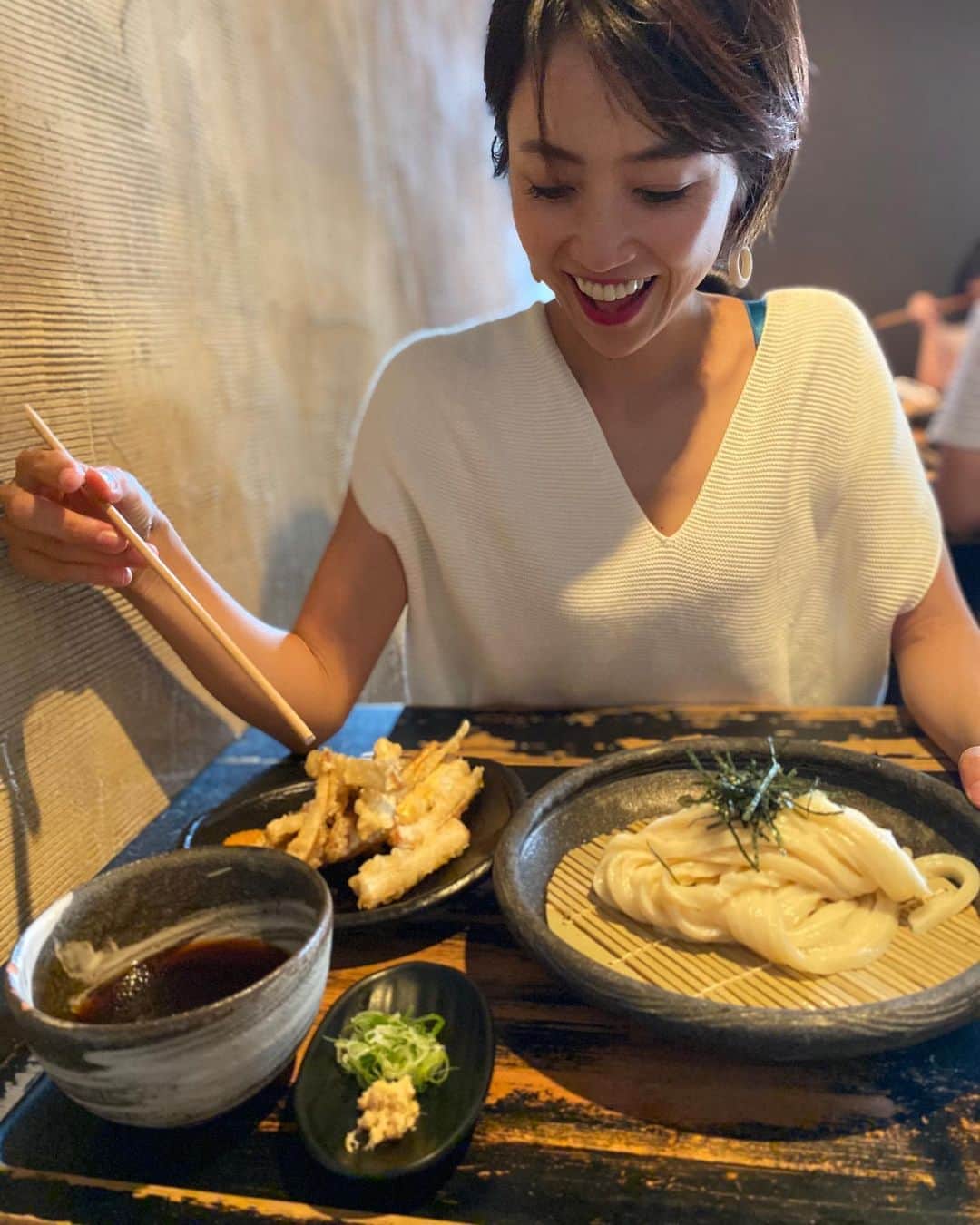 渡辺由布子さんのインスタグラム写真 - (渡辺由布子Instagram)「🚲  新型コロナウィルスの影響で、 いつもと大きく違った今年の夏。  #GoToTravel を利用して#京都 に行ってみたら、 いつもとまるで違う景色に出会えた。  普段は外国人観光客が押し寄せる観光地も、 今回ばかりは人目を気にせず写真撮影ができたし、 予約の取れない人気店にもあっさり入れた。  インバウンドのいない京都の町並みは静寂で、 どこか寂しさもありつつ、 本来の美しさに触れられたような気がして、 これはこれで忘れられない旅になったかも。  #そうだ京都行こう  #GoToキャンペーン  #サイクリング  #レンタサイクル  #日本再発見  #八坂神社  #祇園祭  #kyototrip #touring  #cycling  #bike  #temple  #summertrip #covid19  #2020  #tbt🔙📸   📍 #YasakaShrine #KYOTO #🇯🇵」9月14日 23時54分 - watanabe_yuko