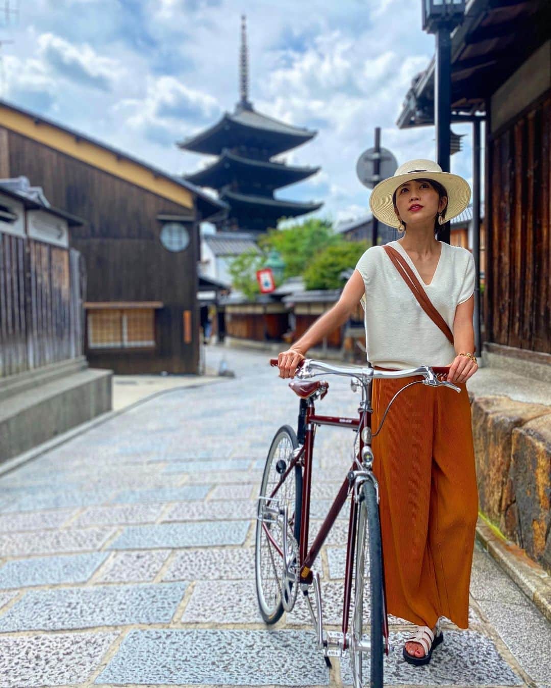 渡辺由布子さんのインスタグラム写真 - (渡辺由布子Instagram)「🚲  新型コロナウィルスの影響で、 いつもと大きく違った今年の夏。  #GoToTravel を利用して#京都 に行ってみたら、 いつもとまるで違う景色に出会えた。  普段は外国人観光客が押し寄せる観光地も、 今回ばかりは人目を気にせず写真撮影ができたし、 予約の取れない人気店にもあっさり入れた。  インバウンドのいない京都の町並みは静寂で、 どこか寂しさもありつつ、 本来の美しさに触れられたような気がして、 これはこれで忘れられない旅になったかも。  #そうだ京都行こう  #GoToキャンペーン  #サイクリング  #レンタサイクル  #日本再発見  #八坂神社  #祇園祭  #kyototrip #touring  #cycling  #bike  #temple  #summertrip #covid19  #2020  #tbt🔙📸   📍 #YasakaShrine #KYOTO #🇯🇵」9月14日 23時54分 - watanabe_yuko