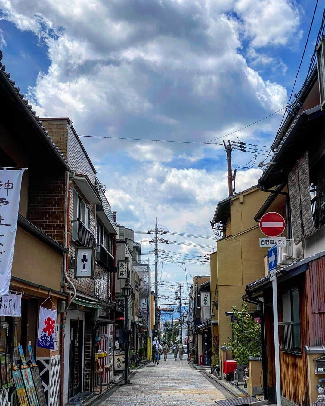 渡辺由布子さんのインスタグラム写真 - (渡辺由布子Instagram)「🚲  新型コロナウィルスの影響で、 いつもと大きく違った今年の夏。  #GoToTravel を利用して#京都 に行ってみたら、 いつもとまるで違う景色に出会えた。  普段は外国人観光客が押し寄せる観光地も、 今回ばかりは人目を気にせず写真撮影ができたし、 予約の取れない人気店にもあっさり入れた。  インバウンドのいない京都の町並みは静寂で、 どこか寂しさもありつつ、 本来の美しさに触れられたような気がして、 これはこれで忘れられない旅になったかも。  #そうだ京都行こう  #GoToキャンペーン  #サイクリング  #レンタサイクル  #日本再発見  #八坂神社  #祇園祭  #kyototrip #touring  #cycling  #bike  #temple  #summertrip #covid19  #2020  #tbt🔙📸   📍 #YasakaShrine #KYOTO #🇯🇵」9月14日 23時54分 - watanabe_yuko