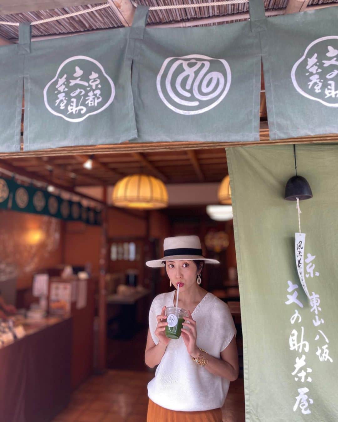 渡辺由布子さんのインスタグラム写真 - (渡辺由布子Instagram)「🚲  新型コロナウィルスの影響で、 いつもと大きく違った今年の夏。  #GoToTravel を利用して#京都 に行ってみたら、 いつもとまるで違う景色に出会えた。  普段は外国人観光客が押し寄せる観光地も、 今回ばかりは人目を気にせず写真撮影ができたし、 予約の取れない人気店にもあっさり入れた。  インバウンドのいない京都の町並みは静寂で、 どこか寂しさもありつつ、 本来の美しさに触れられたような気がして、 これはこれで忘れられない旅になったかも。  #そうだ京都行こう  #GoToキャンペーン  #サイクリング  #レンタサイクル  #日本再発見  #八坂神社  #祇園祭  #kyototrip #touring  #cycling  #bike  #temple  #summertrip #covid19  #2020  #tbt🔙📸   📍 #YasakaShrine #KYOTO #🇯🇵」9月14日 23時54分 - watanabe_yuko