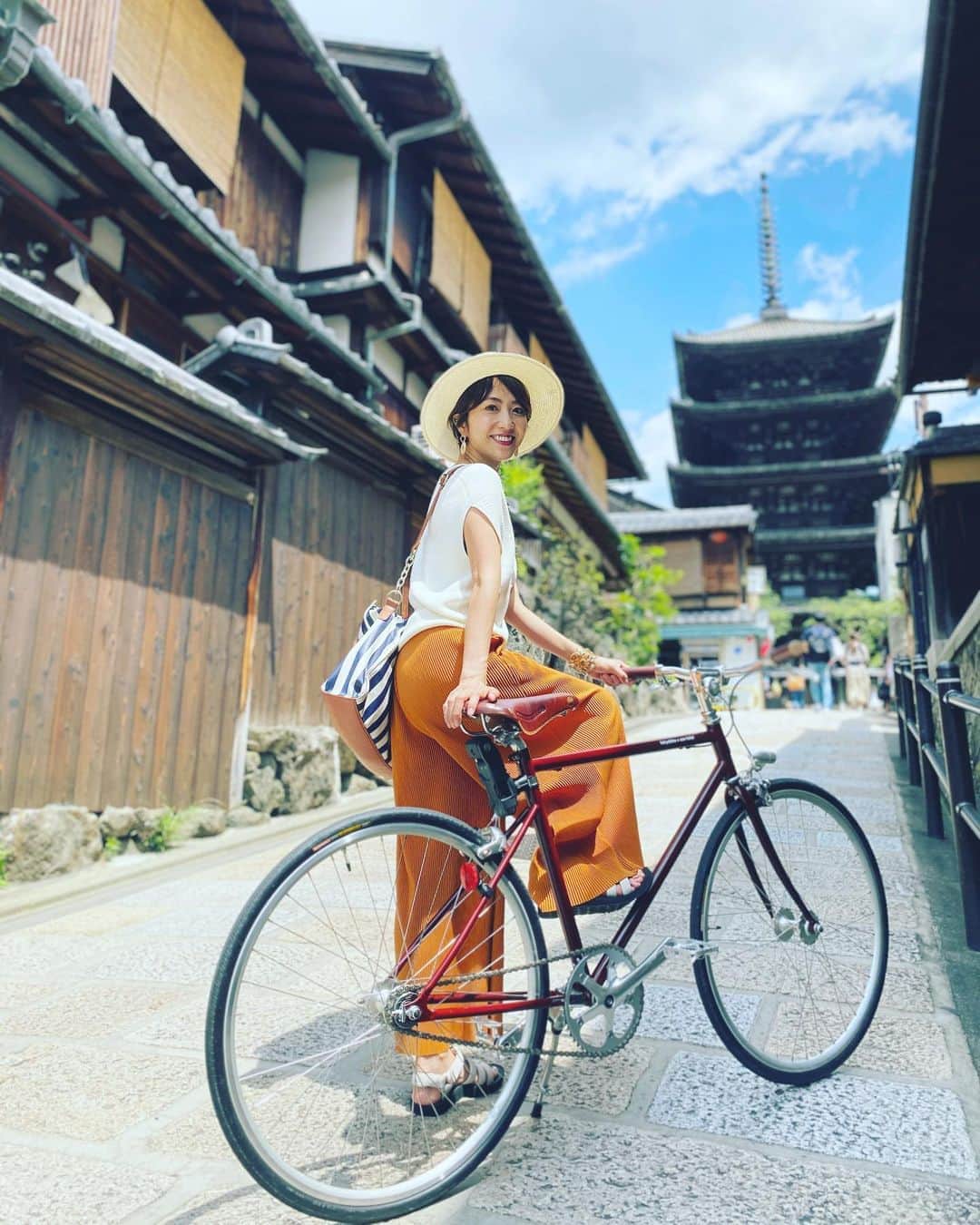渡辺由布子さんのインスタグラム写真 - (渡辺由布子Instagram)「🚲  新型コロナウィルスの影響で、 いつもと大きく違った今年の夏。  #GoToTravel を利用して#京都 に行ってみたら、 いつもとまるで違う景色に出会えた。  普段は外国人観光客が押し寄せる観光地も、 今回ばかりは人目を気にせず写真撮影ができたし、 予約の取れない人気店にもあっさり入れた。  インバウンドのいない京都の町並みは静寂で、 どこか寂しさもありつつ、 本来の美しさに触れられたような気がして、 これはこれで忘れられない旅になったかも。  #そうだ京都行こう  #GoToキャンペーン  #サイクリング  #レンタサイクル  #日本再発見  #八坂神社  #祇園祭  #kyototrip #touring  #cycling  #bike  #temple  #summertrip #covid19  #2020  #tbt🔙📸   📍 #YasakaShrine #KYOTO #🇯🇵」9月14日 23時54分 - watanabe_yuko