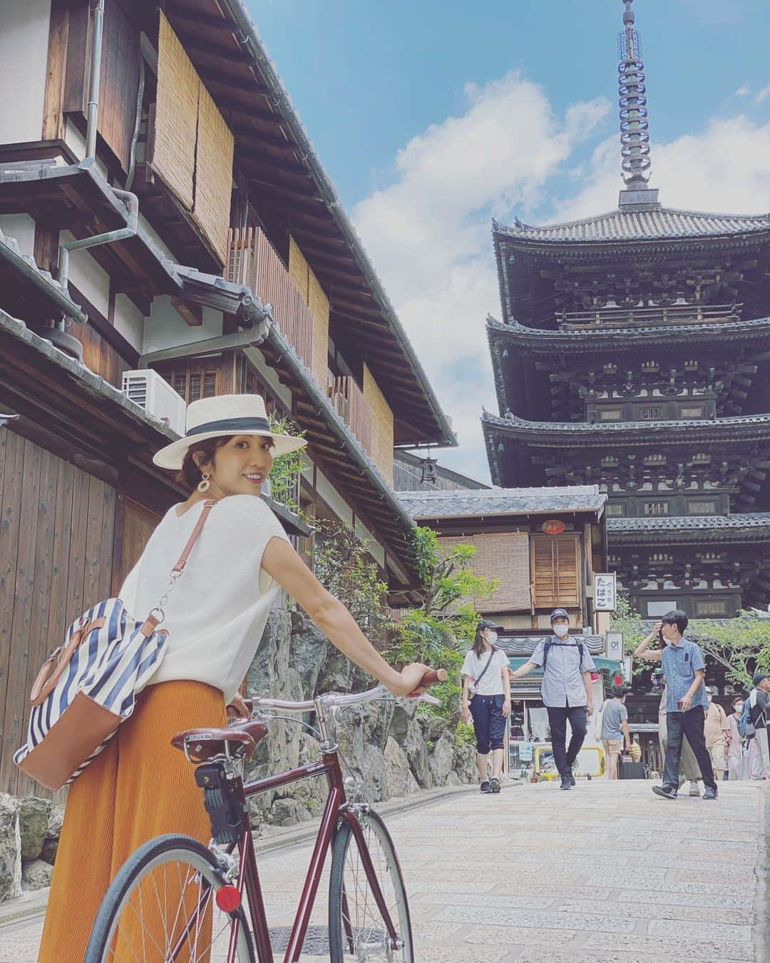 渡辺由布子さんのインスタグラム写真 - (渡辺由布子Instagram)「🚲  新型コロナウィルスの影響で、 いつもと大きく違った今年の夏。  #GoToTravel を利用して#京都 に行ってみたら、 いつもとまるで違う景色に出会えた。  普段は外国人観光客が押し寄せる観光地も、 今回ばかりは人目を気にせず写真撮影ができたし、 予約の取れない人気店にもあっさり入れた。  インバウンドのいない京都の町並みは静寂で、 どこか寂しさもありつつ、 本来の美しさに触れられたような気がして、 これはこれで忘れられない旅になったかも。  #そうだ京都行こう  #GoToキャンペーン  #サイクリング  #レンタサイクル  #日本再発見  #八坂神社  #祇園祭  #kyototrip #touring  #cycling  #bike  #temple  #summertrip #covid19  #2020  #tbt🔙📸   📍 #YasakaShrine #KYOTO #🇯🇵」9月14日 23時54分 - watanabe_yuko