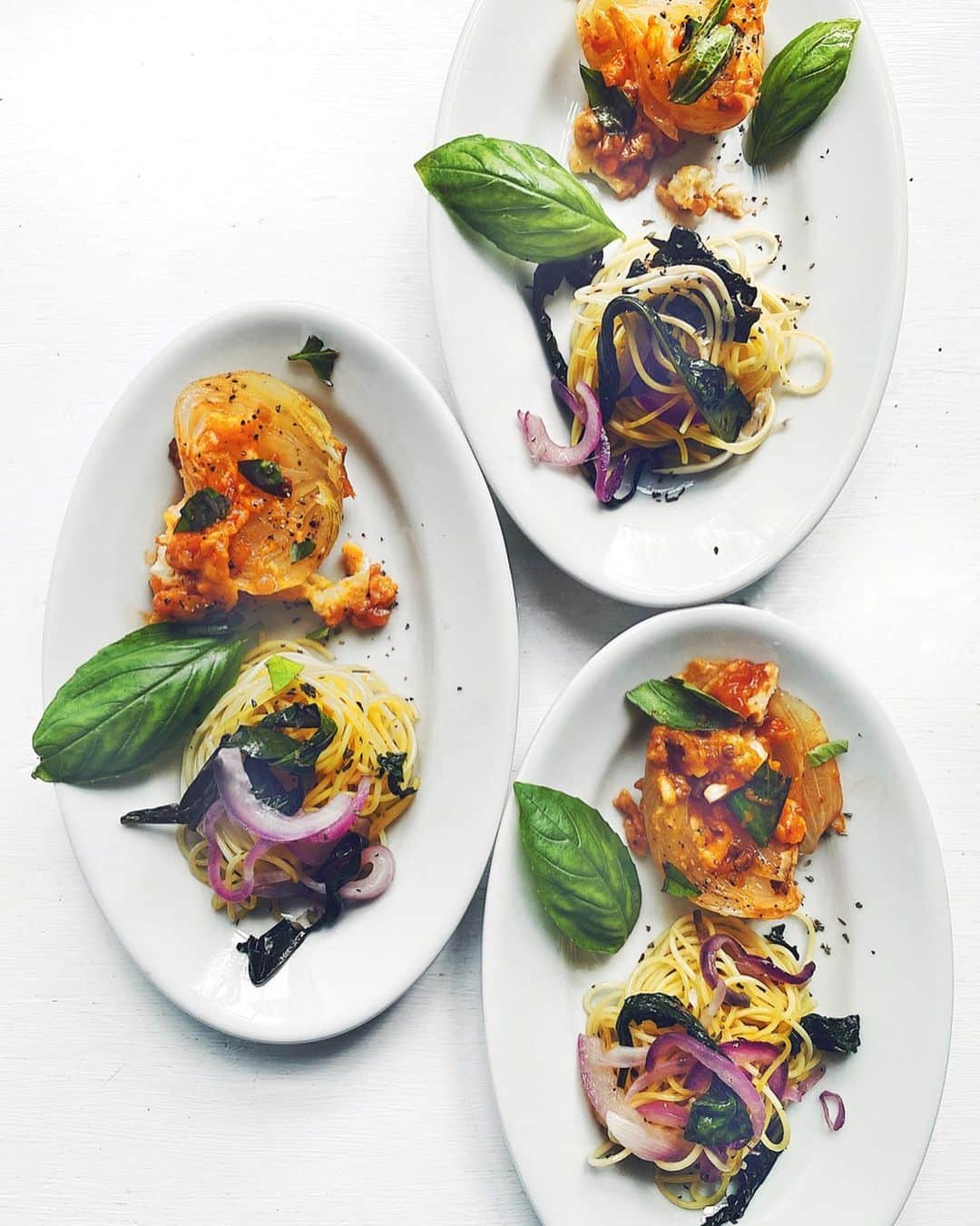 のインスタグラム：「秋玉ねぎと空芯菜のパスタ & 秋玉ねぎのハーブ焼き🌿 . 「ちょっとしたひとりごと」を書きました。 長いので、お時間ない方スルーしてくださいね。 . . 昔から人と出会うと必ず聞いていたことがあります。それは「あなたのおすすめの本を教えてください」という問いかけ。それにはその人のことを知りたいと願う気持ちが含まれていて、オススメしてもらった本はたいてい読むことにしている。読み進むにつれ、あぁあの人はこの本をどんな気持ちで読んでいたんだろう、人にオススメするくらいだから心に残っている本なはず、今度お気に入りの描写を聞いてみよう、なんて次に会う時の楽しみができるんです。あ、あの人ここ好きそうだな、とか勝手にそんな気持ちをめぐらせ抱きながら妄想やら寄り道やらを繰り返して読み進めます。自分が選ぶ本とはまた違う角度から本の内容を咀嚼できて、それはそれで著者とお薦めしてくれた方と私、三様の角度を楽しめる魅力も含んでいます。  そしてそして、1年ほど前から、オススメ本に加えてもう一つ質問事項が増えました。 . それは、、、「お気に入りのYouTubeを教えてください」というもの。これね、見事に全員おすすめが違うの！ほんと面白い！意外性を含んでいたり、そのまんまだったりして笑顔を誘うこの質問。近くに住んでいる85才のおばあちゃん、スマホを難無く使いこなしていてもちろんYouTubeも観ているそう。で、オススメを尋ねると「そやなぁ、いろいろあるけど名作朗読チャンネルやね1番好きなんは」って。「さっき森鴎外の高瀬舟聴き終えたばかりでな、あれはいい、あんたも聴きなさい」って。私は「はい！」と答えて嬉しくなる。 . そして、時々バス停で会うのをきっかけに話すようになり、仲良くなった高校生の女の子、彼女とは歳の差を飛び越えて時々図書館へも一緒に行く仲。先日、YouTubeのオススメを訊いてみると「THE FIRST TAKE」というチャンネルを教えてくれた。中でも猫好き彼女の一押しは、あいみょん作詞作曲／北村匠海さんが歌っている「猫」だそう。イヤホンの片方を貸してくれたので、バス停に座って二人で聴いた。夕暮れというシチュエーションも手伝って、聴き終えた頃には私はますます彼女のことが大好きになった。  さて、仲良しのマイマイ @maiko129 からは「きまぐれクックさん」や「タイピー日記さん」を教えてもらった。マイマイは、Twitter記事から哲学書まで書評の幅も広くて頼もしい。彼女が作成している映画評論サイトそちらも読み応えたっぷり！ 友人としても料理人としても尊敬しているポン子 @_degustation_  から教えてもらったのは四川省の山中を舞台に自給自足生活動画を作成している「李子柒さん」のチャンネル。最初見たとき、本当に驚いた。大自然の中で全身を使って生活する料理人の姿があまりに理想的すぎてすぐにチャンネル登録(笑)。  いつも通っている図書館の司書さんからは「青葉家のテーブル」を教えてもらった。ライター仲間のNちゃんからは「辻井伸行さん」や「ルーリード」という名前が聞かれ驚いた。思いがけなさ過ぎてウキウキした。  とまあ、キリがないのでこの辺にしておきますね。 #永遠に続きそう(笑) . キャプション長くなりましたが、ぜひともみなさんのおすすめYouTubeチャンネルも教えてください🙌🏻！楽しみにしています♪ .」