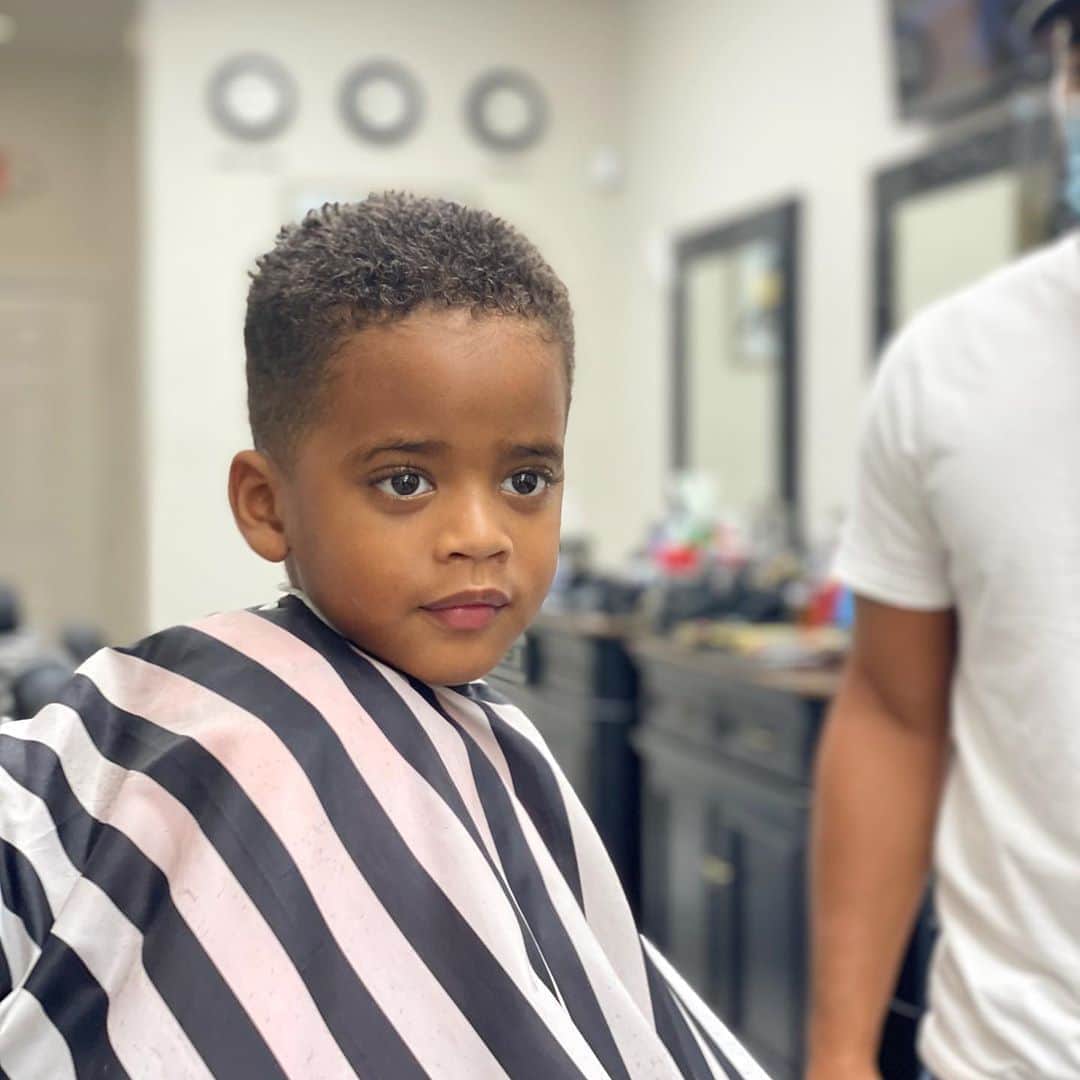 Angela Simmonsさんのインスタグラム写真 - (Angela SimmonsInstagram)「We did the big boy cut 😫 He’s going to be 4 years old this month !! Lawdddd ! Thank you @staycaked for blessing him with his very first big boy cut 😍」9月14日 23時59分 - angelasimmons