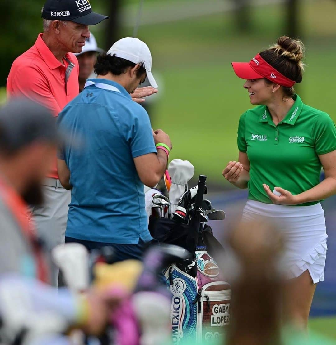 ギャビー・ロペスさんのインスタグラム写真 - (ギャビー・ロペスInstagram)「This week scoring didn’t show up, but I had a BLAST with these people by my side. Game feels 🔪  Thank you @anainspiration @lpga_tour sponsors, volunteers for making this possible. Course feels empty without having fans onsite  BUT couldn’t be more thankful for all your support ❣️  Esta semana nos costó scorear, aunque mi juego se sienta muy bien hay que fluir para darle momentum a las rondas. Pero SIN DUDA tuve una semana increíble con estas personas a mi lado!! Gracias por todo y por siempre ir hacia delante conmigo! #NTD @moralesgolf @aroundtheballx Alvarito ya regresa joder @alvaropradaa2  YA   Portland esta semana  VAMOS💪🏼 Pic credit  @gaberoux」9月15日 0時05分 - gabylopezgolf