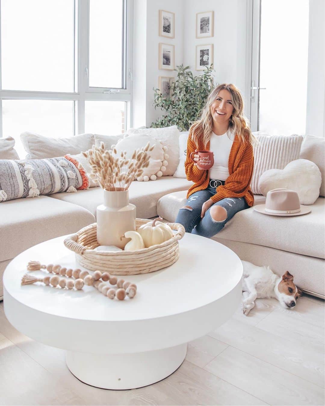 Stephanie Sterjovskiさんのインスタグラム写真 - (Stephanie SterjovskiInstagram)「Finally got our place decorated cozy for fall! 🍂 Link in bio to watch my new video: clean + decorate with me. 🤗 All the sources linked on my blog stephjolly.com and @liketoknow.it app! http://liketk.it/2WwaH @liketoknow.it #liketkit #StayHomeWithLTK #LTKhome #falldecorating #jollyabode」9月15日 0時07分 - stephsjolly