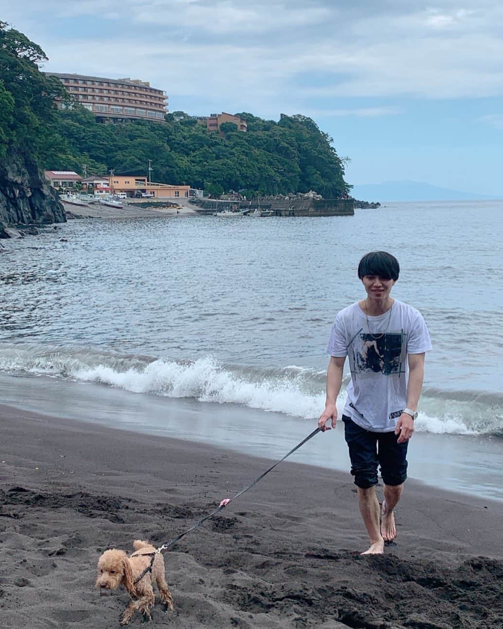 福本有希のインスタグラム：「アップすぎる写真だと、目の保養になりすぎて皆様の目から花が咲いてしまわないよう今回は引きでの写真をアップしますね。 ※コメント欄にて顔も心もイケメンっ！みたいな定型分は、お控え下さい。 これはティファニーと海に行った時の写真🏝 一見普通の写真に見えると思いますが、よ〜く見てみてください。 何が見えましたか？？  正解は  飼い主の抜群のルックスの良さです。 正解した方には1億円相当のウィンクを贈呈させて頂きます✨  今日は登校中にカモの親子を見ました。 とか 会社で嫌な事があったので家で飲みすぎちゃいました とか 財布拾ったので中身だけ抜いて交番に持っていきました 。。。みたいな皆さんの日常的なコメント待ってます(^^)  #伊豆 #愛犬 #海」