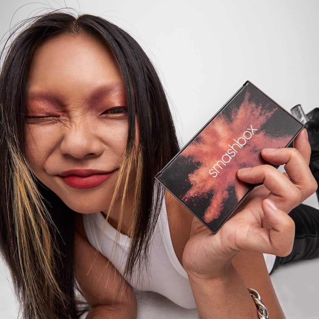 Smashboxのインスタグラム：「Grab & go! Eye Shadow that’s portable & fun AF. Get 50% OFF your next Cover Shot Eye Shadow ONLY at smashbox.com 👛​  ​ Get this look: Photo Finish Oil & Shine​ Primer Studio Skin 24 Hour Hydra Foundation in shade 1.1​ Cover Shot Palette in Ablaze​ Super Fan Mascara Always on Cream to Matte Lipstick in Caliente​ Cali Contour in Light/Medium」