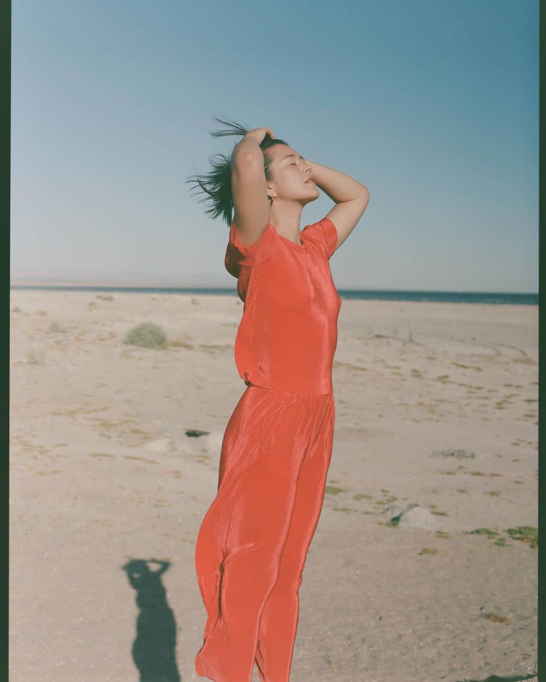 松島エミのインスタグラム：「Missing the desert! 📷 @shanemccauley  . #desertshoot#shootfilm#roadtrip#filmphotography#nature#saltonsea#desert#砂漠#ロードトリップ#フィルム写真」