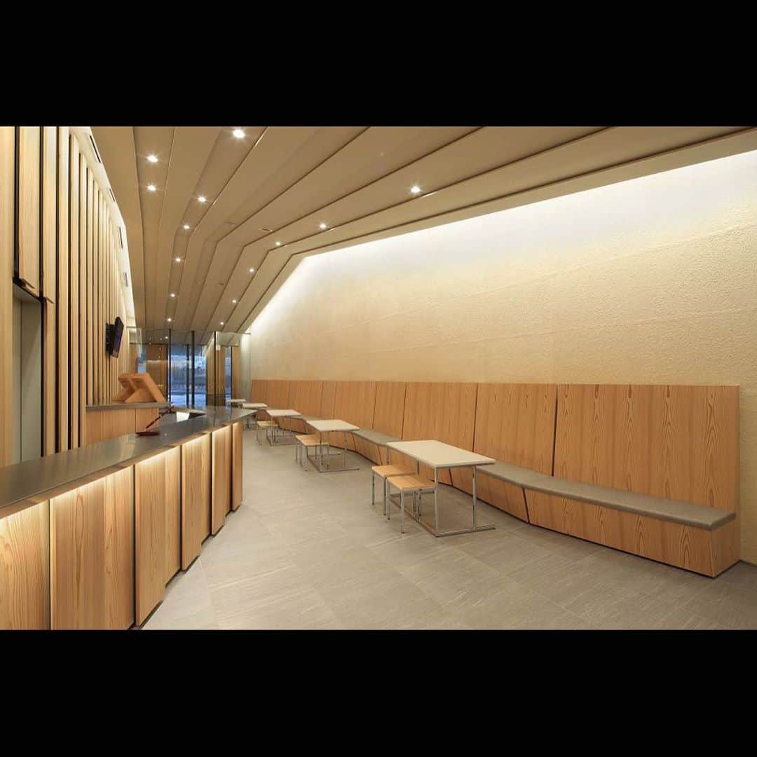 のインスタグラム：「一行院 千日谷浄苑 design : @kkaa_official  photo : 株式会社ミヤガワ  #wajue #和紙 #和紙壁紙 #納骨堂 #kengokumaandassociates #washi #wallpaper #japanesewallpaper #wallcovering #light #textures #luxuryhomes #surfacedesign #ecomaterials #interiordesign #interior #design #interiordesigner #interior_design #interiorart #interiorstyle #lighting #ecopaper #materials #handmade #luxurylifestyle #luxurydesign #designideas #deco #artwork」