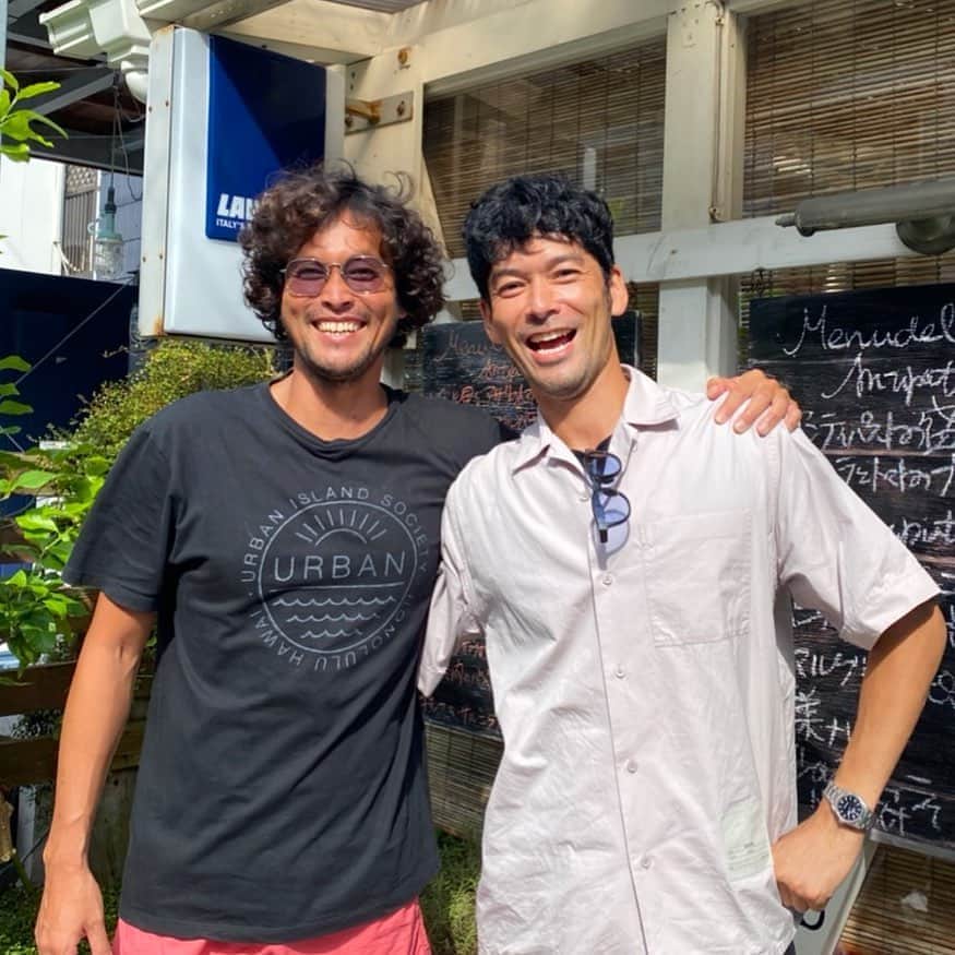 のインスタグラム：「後輩の久保田が湘南での撮影後に連絡くれて、辻堂で昼飯。 久しぶりの再会！」