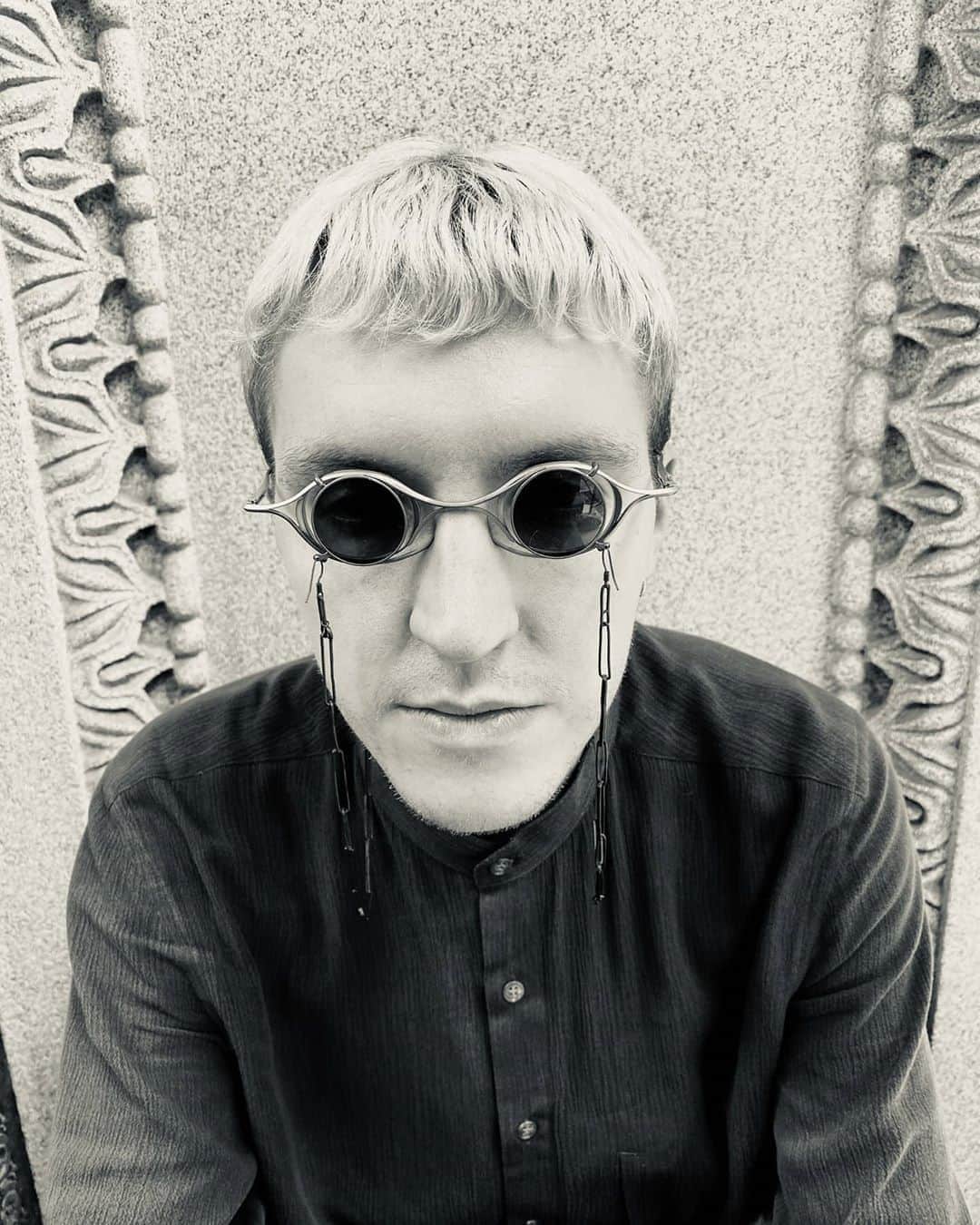 のインスタグラム：「Repost @heidioptics . Model no.#AT003TVA special chain with fish hook . Created in collaboration with Mr. Tomoaki Okaniwa of artisans label The Viridi-anne, the #RG2002TVA comprises first of a main frame crafted of angled steel bars. . Bound together by tension and equilibrium, the bars curve sinuously along an infinity path and converge into a slender sideways figure 8, pulling off a signature play on the two eternal symbols of balance and propitiousness. . Design shines brightest when designers do their own thing rather than do what others do. . #rigards #theviridianne #Craftsmanship #Nonconformist #NaturalMaterials #IndepedentEyewear #MoreThanMeetsTheEye #ExperienceTheOriginal #HandmadeForYourFace . Photography by Heidi」