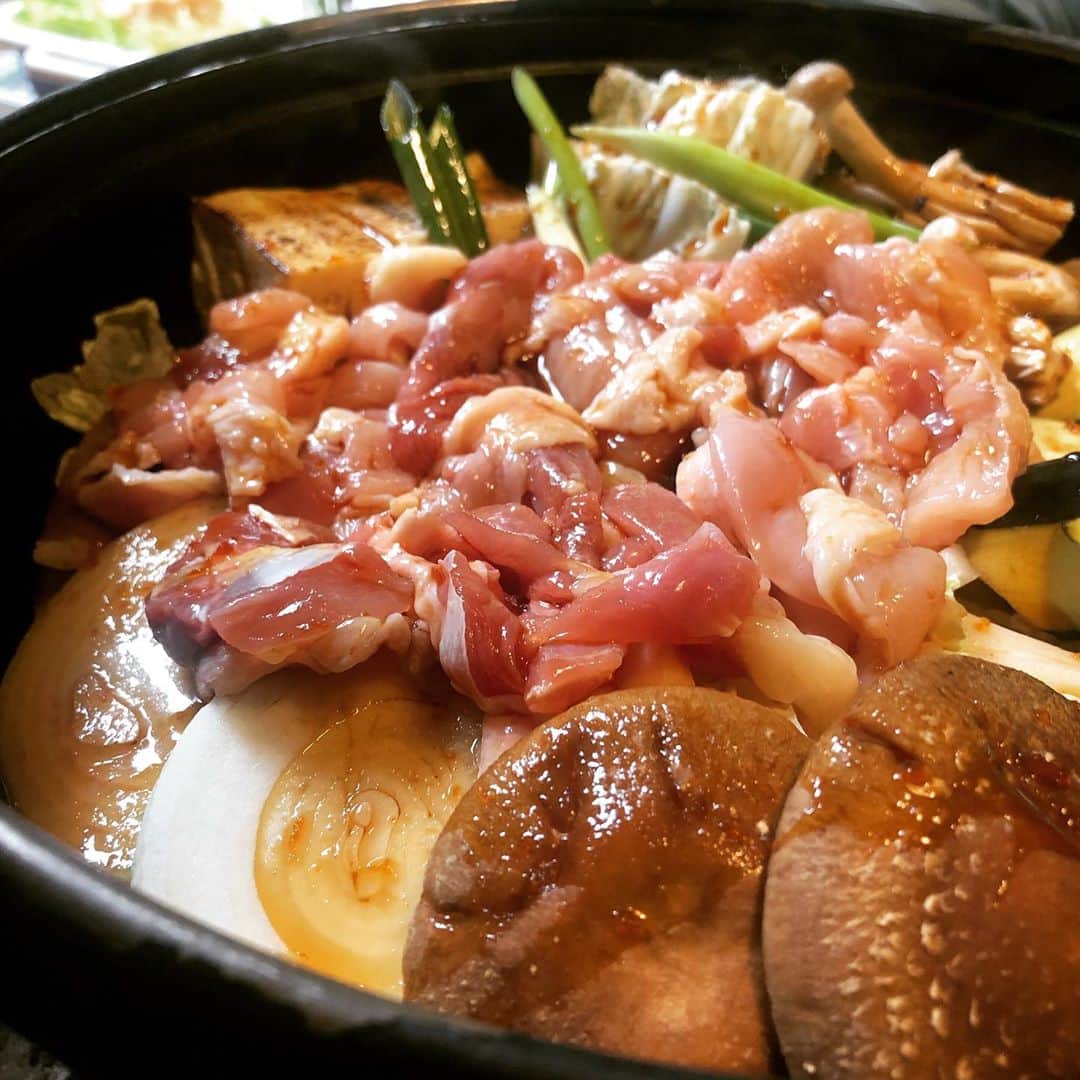 西代洋のインスタグラム：「美味いンスタグラム♪  とある街の山の中 囲炉裏で食べる最強飯。  すき焼きの歴代1位が出てしまいました♪ 「地鶏のすき焼き」 こだわり地鶏に 大将が作った野菜。  割下で煮込んでも野菜の味がしっかりして野菜から沢山の水分が溢れて ほぼ汁気なかった鍋の中がみるみるひたひたに！  炭火で煮込んでいくと、、、 ある瞬間から急にグツグツ！！  地鶏から出る旨味と割下で もちろん地鶏も歯応えあって めちゃめちゃ美味いのに、、、、 さらに 想像超える野菜の美味さ！！！  全てを含んだ汁に うどん投入！！！！ 最強煮込みうどん！！！  最後はまたNO汁になります！！  エアコンはなく 自然の風が店内を抜ける 最高の空間！！！  我がすき焼きランキングの 1位は 牛ではなく鷄やったか、、♪  美味すぎた、、、、 嗚呼、、、 なんちゅう店や！！  これ打ちながら腹鳴った。  #美味いンスタグラム #すき焼き」