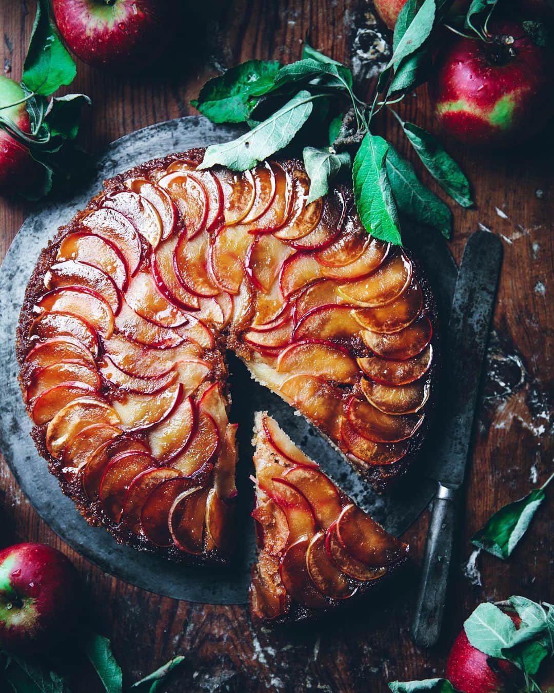 Linda Lomelinoのインスタグラム：「New blogpost and video!  This Caramel Apple Upside Down Cake is now up on the blog and YouTube 🥳 And let me tell you it is GOOD and a little extra salty, just the way I like it. Find the links to the recipe and video in my profile!」