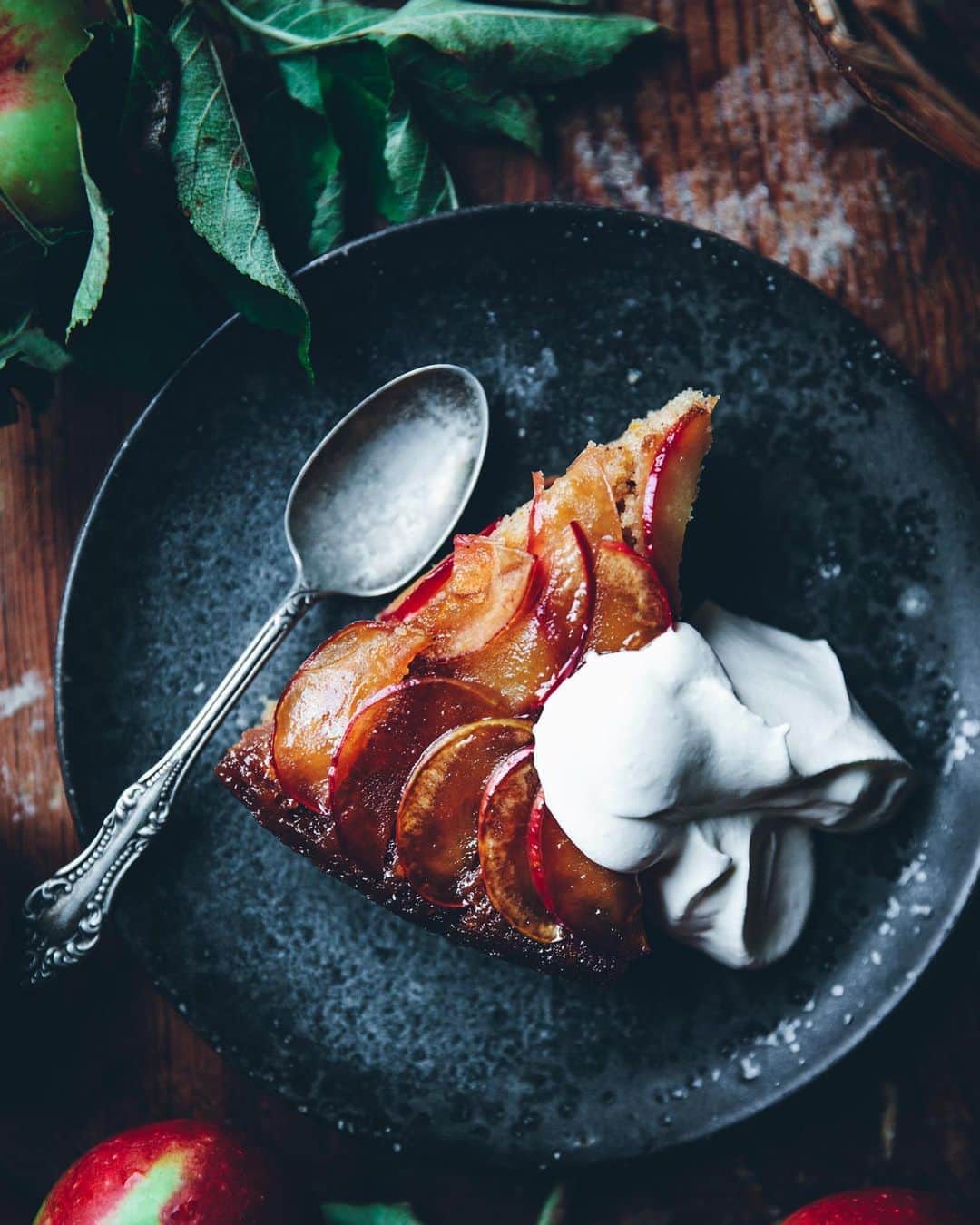 Linda Lomelinoさんのインスタグラム写真 - (Linda LomelinoInstagram)「New blogpost and video!  This Caramel Apple Upside Down Cake is now up on the blog and YouTube 🥳 And let me tell you it is GOOD and a little extra salty, just the way I like it. Find the links to the recipe and video in my profile!」9月15日 0時29分 - linda_lomelino