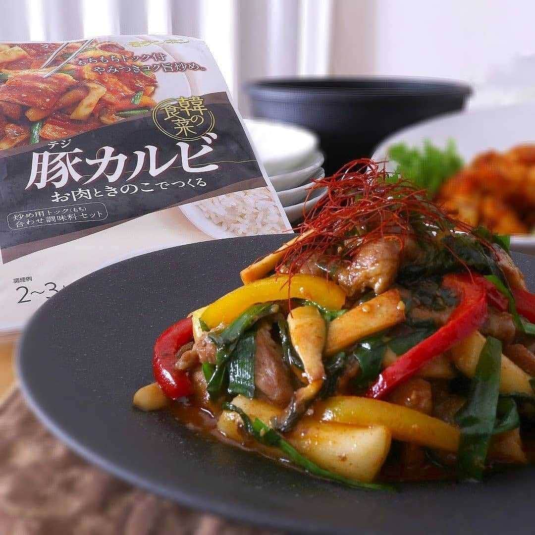 韓の食菜さんのインスタグラム写真 - (韓の食菜Instagram)「@m__prost さんが「韓の食菜 豚カルビ」で作ったベジおかずを投稿してくださいました。 野菜の彩りとボリュームのある盛り付けがとても美しいです✨ . #モランボン @moranbong_official #韓の食菜#豚カルビ#テジカルビ @hannoshokusai  ------------------------ #Repost @m__prost ・・・ 豚カルビ 食べ応え抜群の豚カルビ  昨晩は、韓国料理🇰🇷祭り！ 豚カルビや海老の韓国風炒め、石焼きビビンバ、ワカメのコムタンスープ、ナムル、キムチ等々。  韓国料理は、ナムルいっぱい用意するので、ホントに野菜がたくさん食べられて幸せですね。  今回使った豚カルビは、先日ご紹介したモランボン様 @moranbong_official  からプレゼントいただいた「韓の食菜 豚カルビ」です。  好みのお野菜を同梱されているトックと炒めて、添付調味料と合わせるだけ！めちゃくちゃスピーディー🙌😆 お庭のニラをざっくり切り込んできて、入れちゃいました。 なので、ますます香りもごちそうになりましたよ😊 トックが入っていてとっても食べ応えのある豚カルビ。 肉の食感とトックとの相性が楽しくて、 男子お気に入りの一品となりました。  そして我が家の定番、石焼きビビンバ(2019年1/21 、7/24のpicと大体同じ😊)は ○ストコのプルコギを使用。ナムルをたっぷり❤でヘルシー！(写真の奥に石鍋だけ写ってますね💧) 海老はコチュジャンやにんにくなどで炒めました。(写真右奥辺り) キムチやスープ等は写真入りませんでした🙏  大満足ご飯となりました。 ごちそうさまでした❤  モランボン様 @moranbong_official ×フーディーテーブル様 @foodie_table のモニターコラボ広告企画に参加しています。」9月15日 11時25分 - hannoshokusai