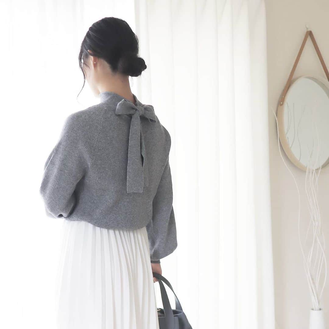 Eri Satoのインスタグラム：「gray×whiteコーデ · knit :@pierrot_shop (s2005-013577) · 今季のニットはまずこちらを選んでみました💛 お気に入りプチプラブランドの@pierrot_shop  #バックリボンリブニット · さらっとしたなめらかな生地感のニットはチクチクしたりせず快適に着られます！ · 名前の通り、後ろのリボン結びがポイントで大人フェミニンスタイルが完成～✨ · お袖ぽわんのシルエットも可愛いし、体型カバーもできちゃいます！ · 他にも可愛い新作が出てるからチェックしてみて～😘 · #pierrot #pierrot_shop #ピエロアンバサダー#リブニット #(s2005-013577)#fashion#ootd#outfit#code#coordinate#style#ファッション#コーディネート#コーデ#プチプラ#プチプラコーデ#ママコーデ#シンプルコーデ#mamagirl#locari#partegram#カジュアル#お洒落さんと繋がりたい#pr」