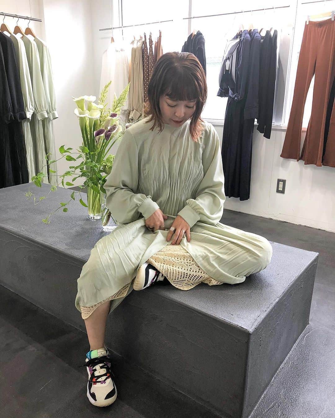北岡りえのインスタグラム：「🤍  本日21:00〜  @seah_maisonatelier  のオンラインでsold outになっていた 商品も再販予定です👗 お問い合わせ沢山ありがとうございます嬉しいぃ😭✨」