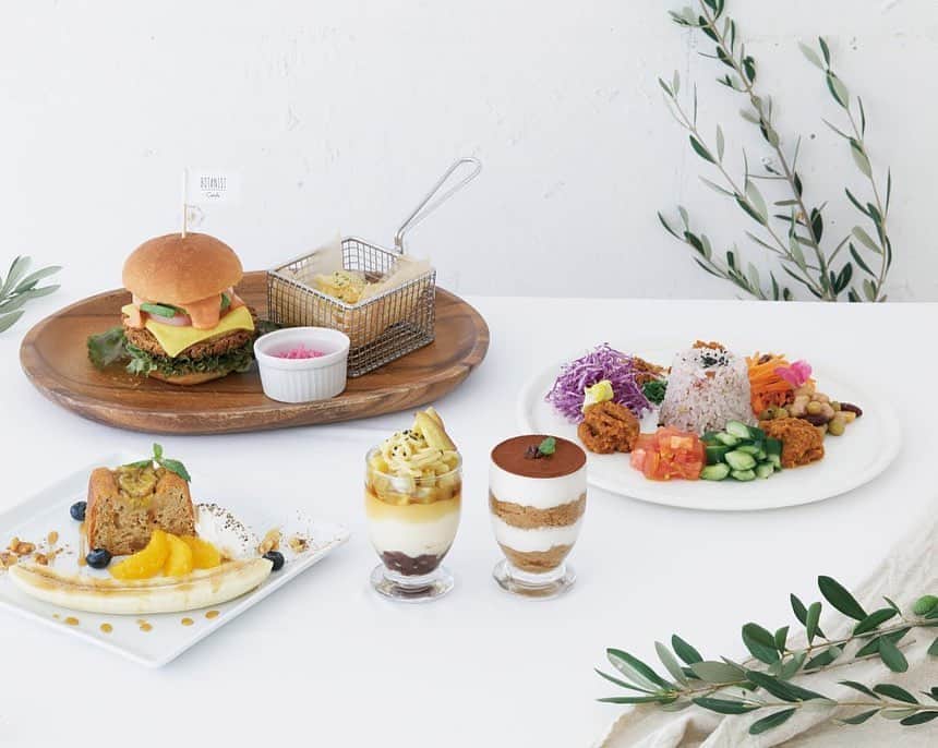 BOTANIST GLOBALのインスタグラム：「【NEW🌿】 From Saturday, September 5th, BOTANIST Tokyo (@botanist_tokyo) is offering a new limited edition menu inspired by our vegan line! Treat your body to some vegan food that's great to eat and helps you beat the final summer heat ☺️. ⠀⠀⠀ ＜🍽️VEGAN MENU🍹＞  🍰Image 2 Pound Cake w. Banana & Chamomile ✔︎ A chamomile-scented fluffy cake with the gentle sweetness of ripe bananas ✔︎ Enjoy the marriage of the autumnal walnut texture, smooth soy cream and ripe bananas! ✔︎ ¥1,000 (tax included) *drinks included ⠀⠀⠀ 🌰Image 3 Sweet Potato Mont Blanc ✔︎ Smoothly textured Mont-Blanc, like eating sweet potatoes. ✔︎ Accented by the crunchy texture of the adzuki beans spread on top ✔︎ ¥500 (tax included) ⠀⠀⠀ ☕️ Image 4 Delightful Tiramisu ✔︎ Fair Trade coffee beans ✔︎ Cheese-like cream with a hint of acidity ✔︎ Served with a bittersweet, coffee-soaked bun ✔︎ ¥650 (tax included) ⠀⠀⠀ Duration: 9/5 (Sat) - 10/30 (Fri).  *If you have any concerns about your health on the day of your visit, please take a moment to review your condition and enjoy our services in the best possible condition.  Stay Simple. Live Simple. #BOTANIST ⠀  🛀@botanist_official 🗼@botanist_tokyo 🇨🇳@botanist_chinese」