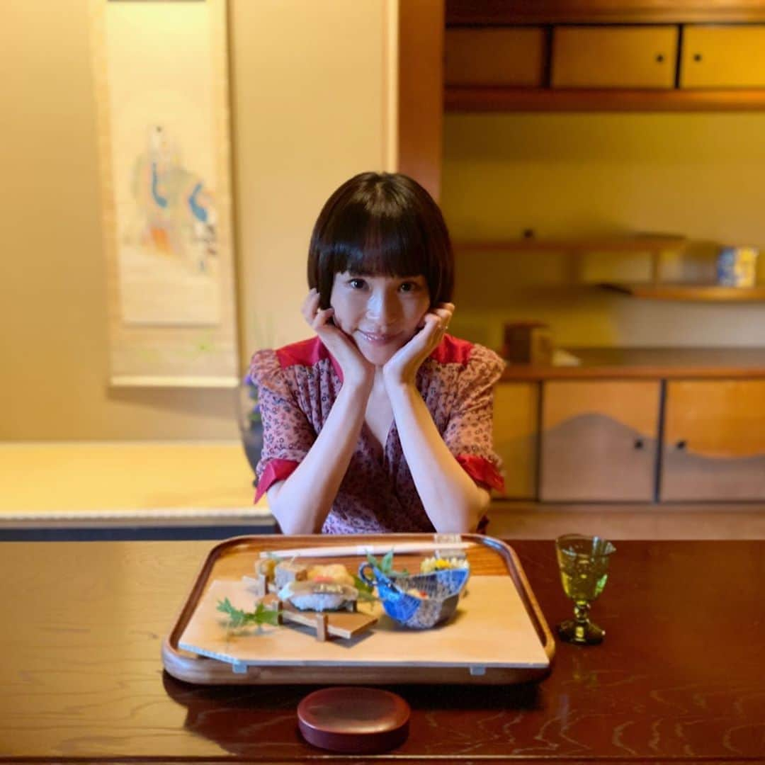 清川あさみさんのインスタグラム写真 - (清川あさみInstagram)「誕生日。  昨日は個展会場に、とある色々『見える』と言われる方がいらっしゃって.. 来年からもっとずっと忙しいです！ これ以上！？とついつい聞いてしまいました😂  今年のお誕生日は、去年頭から決まっていた個展が、コロナ渦で一時期どうなるかという感じでしたが大好きな場所で無事大盛況でスタートした事、故郷にとって初の巨大パブリックアートを納め年代関係なく希望を与えられたこと、 今まで20年間作品を作ってきて、全ての点と点が繋がり物語が生まれていくこと、そんなミラクルな出会いや出来事が続いています。  自然と新しい出会いで環境や自身が整いながら、気づいたら私の運命はいつも良い方に導かれている気がします。自分の人生って面白い、そして今が1番楽しい。  また、お仕事してきてひとつ言える事は自然の中で生まれて良かった。 海、山、川、田園、牛小屋🐄..そんな中で18年間育ち、都心で23年。笑、、小さい頃から、情報が詰まった都心にいたら私は作ってなかったと思います。  with／afterコロナの世界においても変わらず。0から1をつくり続けられる事が幸せです。  いつもありがとうございます❤️   個展会場にも毎日沢山の素敵な方々に来てきただけて幸せです。  #mybirthday  #撮影は旦那 #素敵なプレゼント色々嬉しかった 　#昭和天皇の弟のお家　#昭和生まれ #時代の変わり目を沢山みれて最高の年代 #41age #myhome #東京京都淡路島 #優ちゃんにもマネージャーにまで最近ベンジャミンバトンと呼ばれるw #旦那も妖怪扱い😂#年輪は濃い自信あり」9月15日 11時25分 - asami_kiyokawa