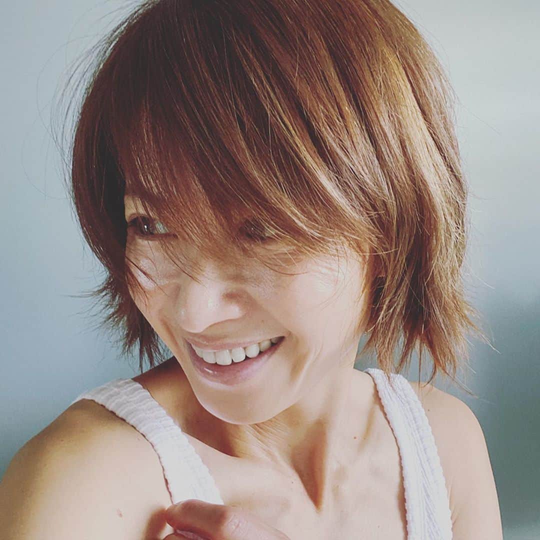 畑野ひろ子のインスタグラム：「撮影のたびに、すっかりボブに近づいてきた髪。 ここから、どう伸ばしていくかを考えるのがすごく楽しい😆 前髪どうする？またエアウェーブかける？？ いろんなパターンを想像中😌」