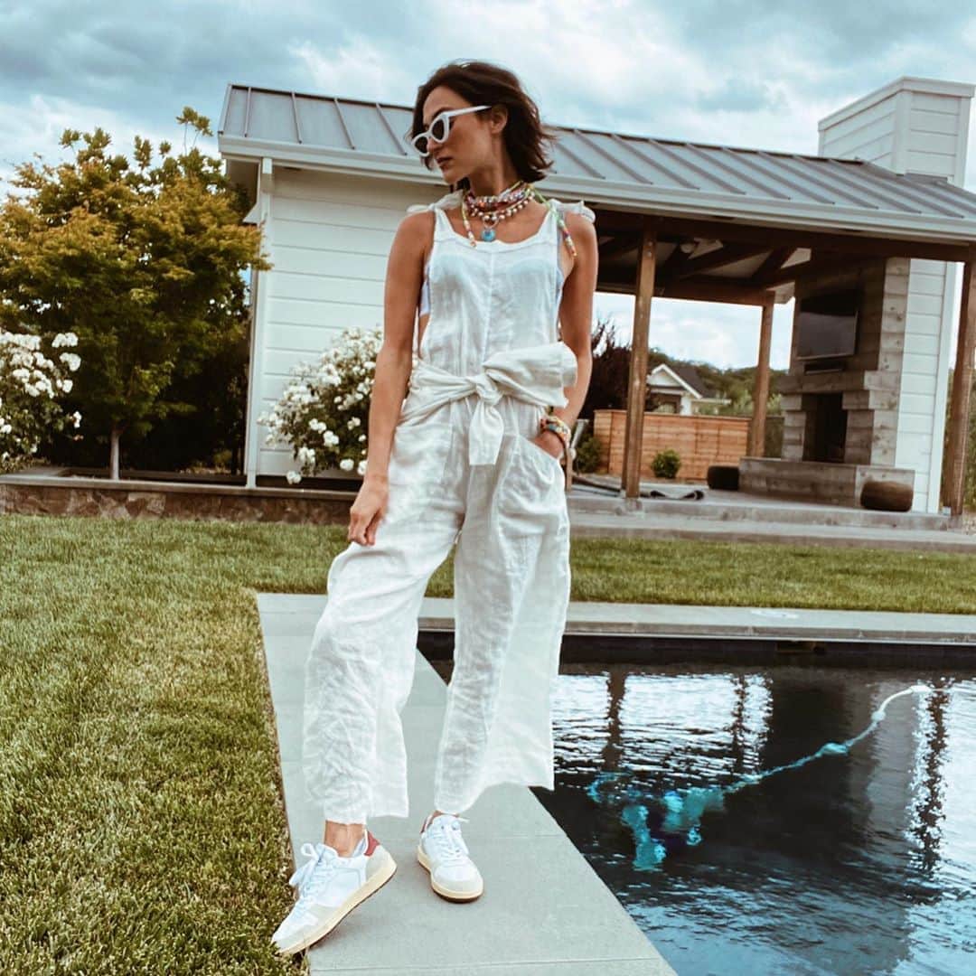 ダニジョーのインスタグラム：「THE PERFECT LINEN OVERALL HAS ARRIVED 🛒 Available in white and black 〰️ Tap to shop before they’re gone 🥳 #newarrivals #dannijogirls #overall」
