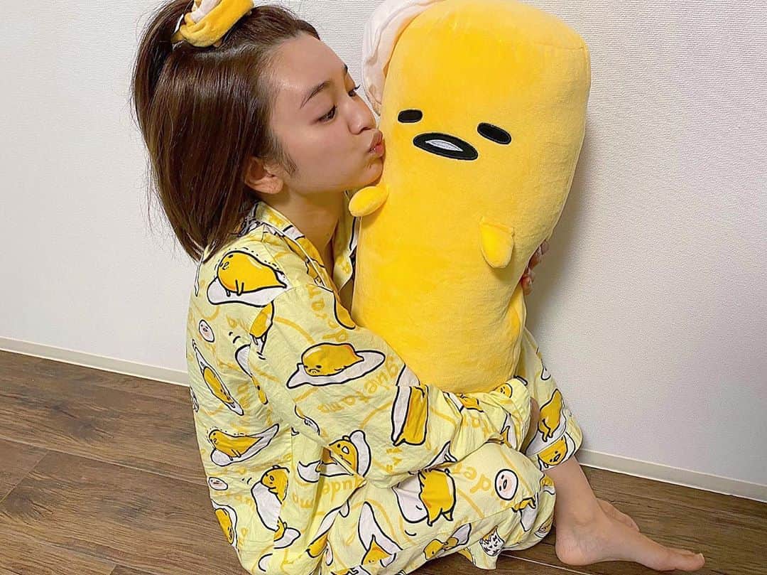 富久美玲のインスタグラム：「_ . 友達からのプレゼントで抱き枕🍳💓 . #プレゼント#抱き枕#ぐでたま#gudetama#sanrio」