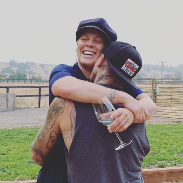 P!nk（ピンク）さんのインスタグラム写真 - (P!nk（ピンク）Instagram)「My friend @jbpitts2 took this photo of us. He’s still my favorite sweet little dirtball. He and I have been at this a long time, and it is our relentless and stubborn idealism that keeps us together. Marriage is awful, wonderful, comfort and rage.  It is boring, terrifying, and a total nail biter. It is loving another fallible creature while trying to love yourself. It is a lifetime of coming back to the table. People laugh at us because we’re either fighting or laughing. They roll their eyes when we talk about therapy. But I’ll tell you what. It’s worth it. All of it. Even when it isn’t. Therapy isn’t for weak people or hippies or liberals. It’s for broken people that want to be whole. It’s for runaways that want a family. It’s a lesson on how to sit down and listen. How to love yourself so that the other person can, too. I love you babe. I’m grateful we made it to this photo @hartluck」9月15日 9時52分 - pink