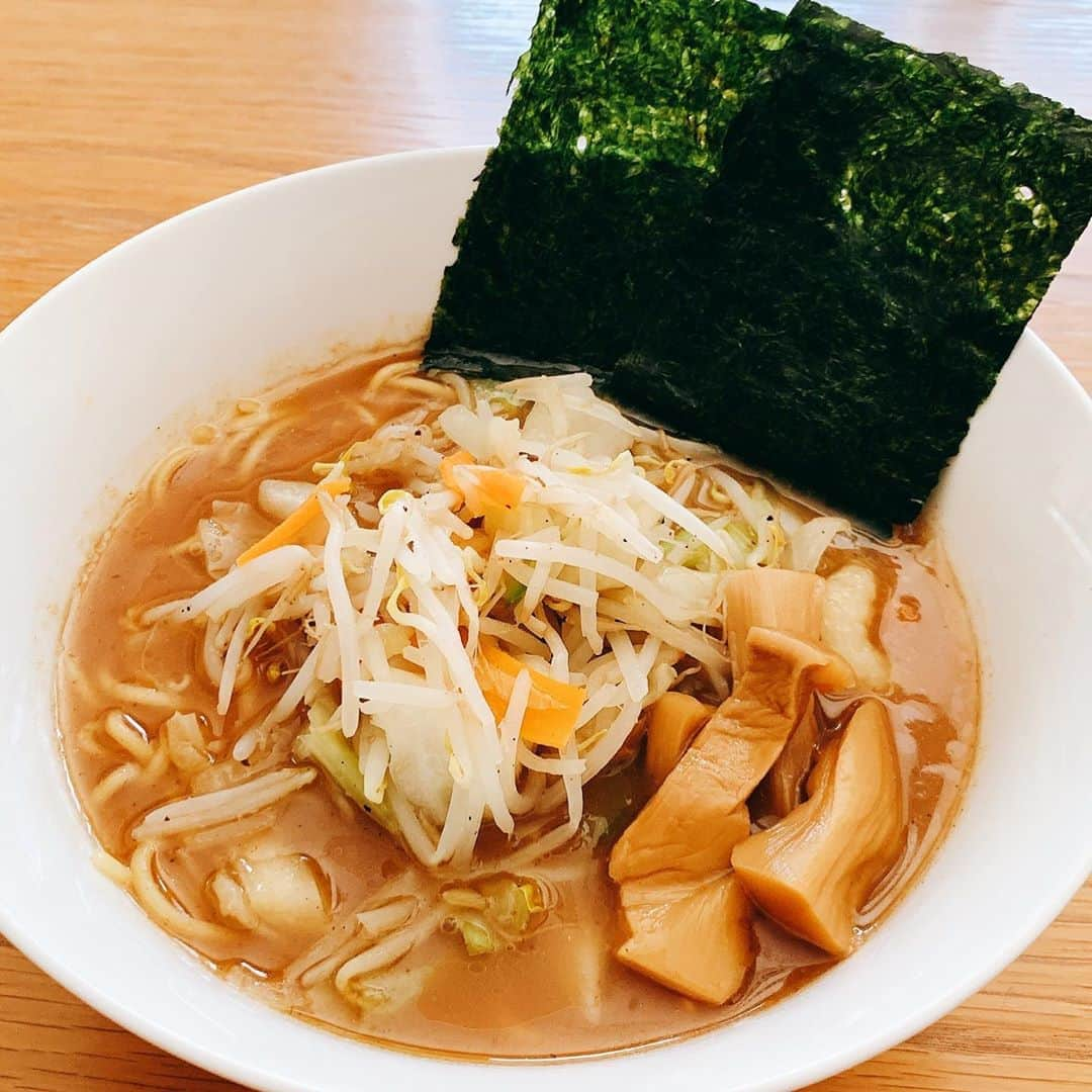 葉月里緒奈さんのインスタグラム写真 - (葉月里緒奈Instagram)「イケ麺パラダイス！ #麺好き#麺活 #イケ麺 #銀座アスター#アスター麺#牛肉とセロリのあんかけ焼きそば #蟹焼売#塩焼きそば#ネギとちりめんじゃこ#にんにくの芽もあったから一緒に #楽しい食感#納豆のせ#行列のできる店のラーメン #魚介豚骨醤油#rionahazuki」9月15日 9時54分 - riona_hazuki