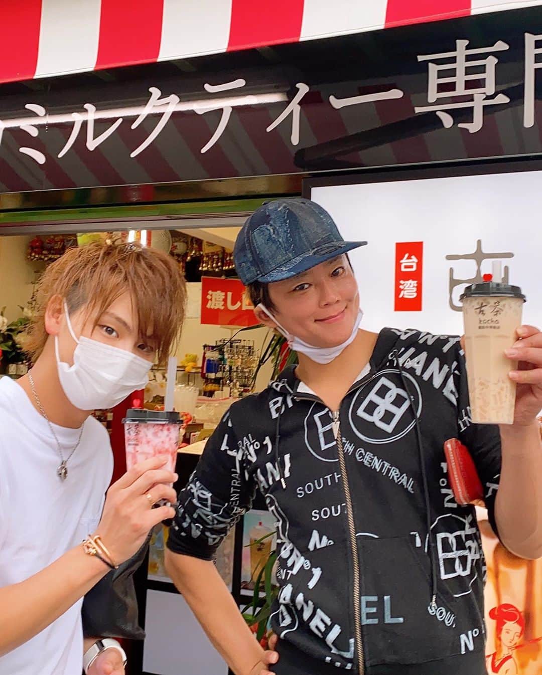 楽しんごさんのインスタグラム写真 - (楽しんごInstagram)「和志君　堀井君 大分からわざわざありがとう😊  #ザビエル#大分名物#アパクル」9月15日 10時06分 - tanoshingo.official