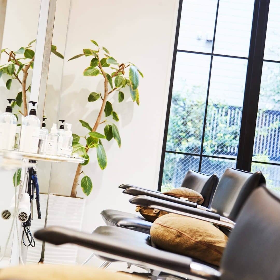 リジョブ さんのインスタグラム写真 - (リジョブ Instagram)「『hair salon Gallica』の経営術、成長を続けるサロン作りに迫る！#1・#2 @gallica.hair  @asu1115  2015年にオープンした美容室『hair salon Gallica』。現在は、南青山、原宿、表参道など都内に6店舗を展開しており、今年は明治神宮前にも出店を予定しています。そんな『hair salon Gallica』が人気店に成長した背景には、目標を細かく書きだす未来設計ワークシートの導入や、スタッフ間で縦の関係をなくす取り組みがありました。  今回は、代表の中村飛鳥さんにインタビュー。前編では幸せを生むサロン作りについて。後編では、リピート率を高める方法などに迫ります🌱✨ ※記事は @morerejob のプロフィール欄のリンク先からチェックできます。  #美容師 #アシスタント #スタイリスト #美容師スタイリスト #美容学生 #美容学校生 #就職 #転職 #求人サイト #リジョブ #morerejob #美容院 #サロン内装 #こだわり #経営 #集客 #売上 #サロン作り #空間づくり #チーム #リピート #ワークシート #技術 #hairsalon #gallica #中村飛鳥」9月15日 10時00分 - morerejob