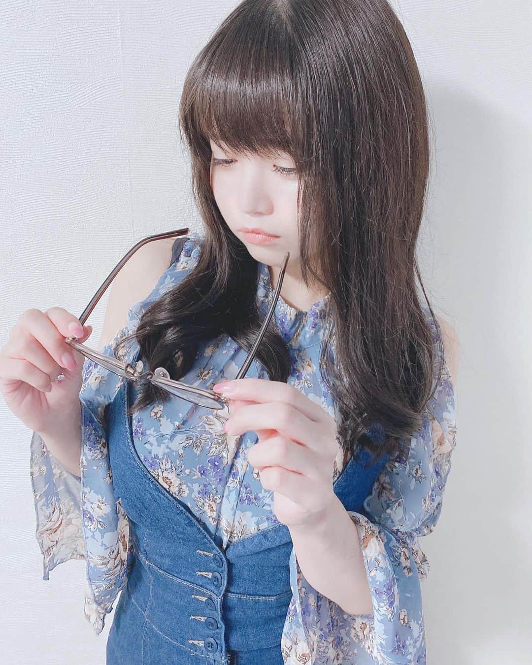 鈴木未央のインスタグラム：「最近の服は　#selectshop_lumignon を乱用してます。安くてかわいいので✨ だんだん冬に備えて服を買い始めました。  #selectshop_lumignon #秋服　メガネ　#japaneseidol #idol #アイドル　#japanesegirl  #韓国　#合法ロリ　#lolita #ファッション　#fashon #かわいい　#コーデ　#follow #followｍe」
