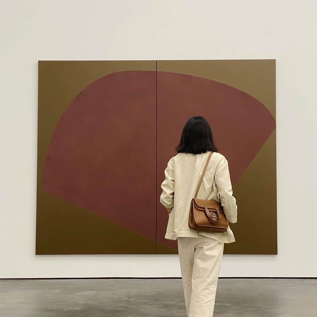 アリス・ガオのインスタグラム：「vernal breath of plum, 2019 suzan frecon at @davidzwirner」