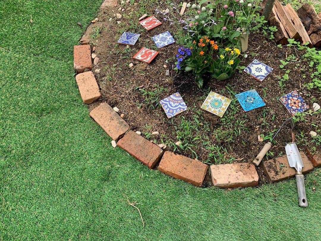 ジュジュさんのインスタグラム写真 - (ジュジュInstagram)「お庭が癒し...🌿 . 子供達が過ごしやすい空間を♡ . 土に触れる空間を...👌 . 少しお花もいじって...🐝🌼 . 秋野菜も植えましたっ ☑︎ブロッコリー ☑︎さやえんどう ☑︎わけぎ ☑︎キャベツ ☑︎いちご . . さてさて🤲 . 何が上手に出来るやろかー🤍 . #ヒラカノシュミ #庭のリフォームはお父さんpresent」9月15日 10時08分 - hiraka
