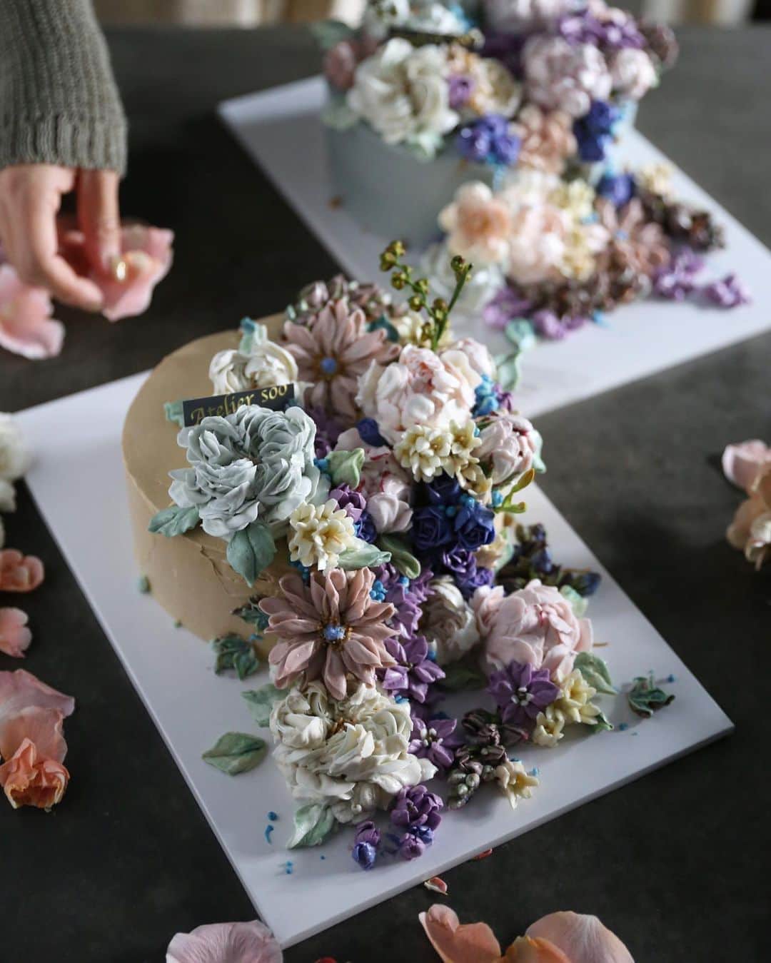 청담 수케이크 (atelier soo)さんのインスタグラム写真 - (청담 수케이크 (atelier soo)Instagram)「ㅡ 생화스러운꽃파이핑하는날 Master. soo class ⚜️ ㅡ #flower #cake #flowercake #partycake #birthday #bouquet #buttercream #baking #wilton #weddingcake ㅡ www.soocake.com vkscl_energy@naver.com」9月15日 10時08分 - soocake_ully
