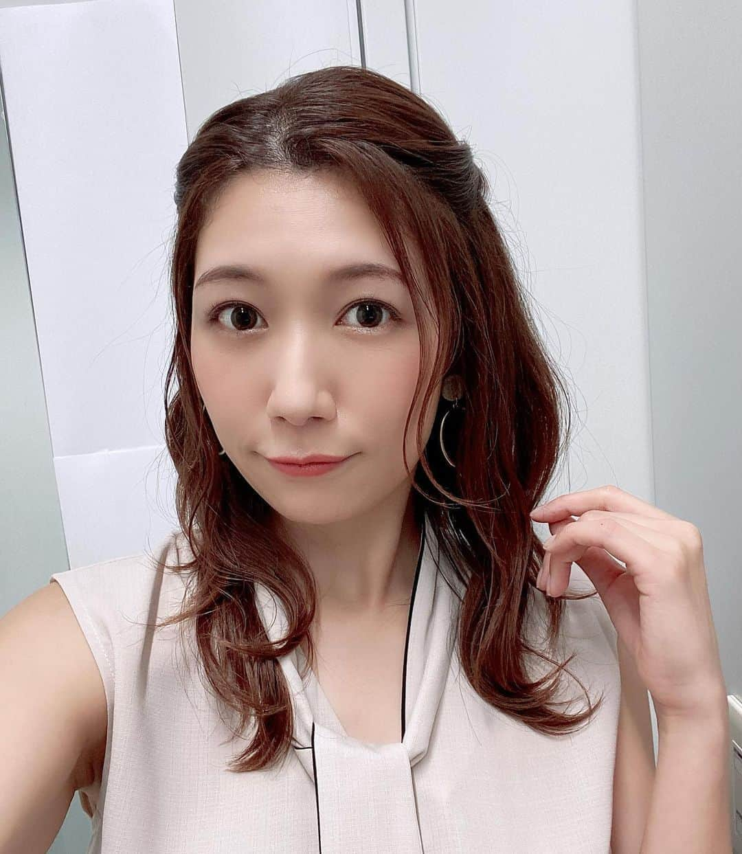 穂川果音さんのインスタグラム写真 - (穂川果音Instagram)「hair style  サイドでねじっとハーフアップです😊  #ゆる巻き #ハーフアップ #hairstyle #hairarrange #イヤリング　#アベプラ 　#ハーフアップアレンジ」9月15日 10時17分 - hokawakanonn