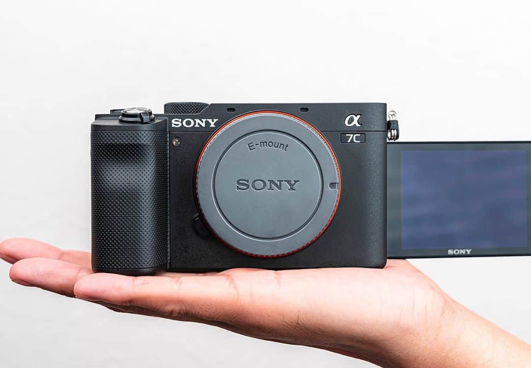 ビートないとーのインスタグラム：「先程、Sonyから発表されたα7Cを先行でレビューされていただきました！！  このコンパクトさでフルサイズ機📷性能も抜群です！  是非、動画をチェックしてみて下さい👍✨」