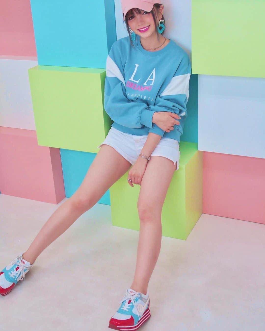 橘咲良のインスタグラム：「パステルスタジオ💙💚💖💗 #noname #スニーカー #NIKE #CAP #エイチアンドエム  #トレーナー #ショーパン  #パステル #パステルスタジオ  #カラーメイク  #パステルカラー  #プルクラ撮影会 #撮影会 #キングラビッツ #橘咲良」