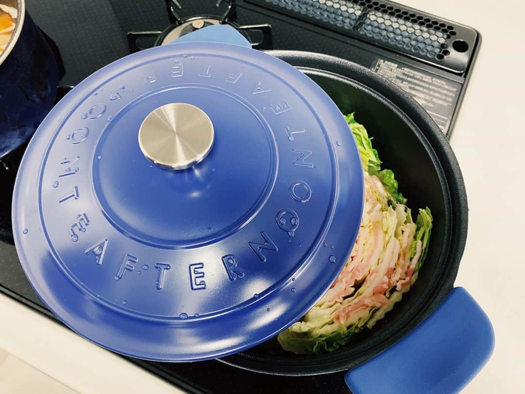 EMIのインスタグラム：「☆ 涼しくなってきた瞬間 お鍋的な事をすぐするw ⁑ アフタヌーンティーのココット鍋 無水調理出来るから何かと便利♡」