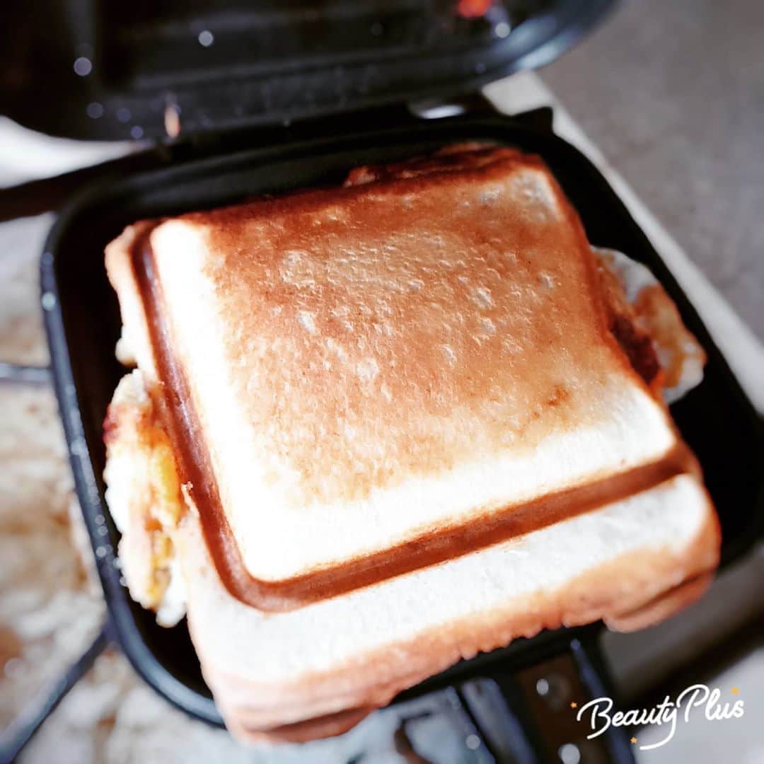 松本隆博のインスタグラム：「。 朝食にさ、 好きな具を入れて、 ホットサンド作るとさ、 とっっ…ても幸せな気分に なれます(*˘︶˘*).｡.:*♡  ここで一句。  好きなもの、 熱く包つまれ、 恋気分♡  松本サンドぅ歌 (˙◁˙)」