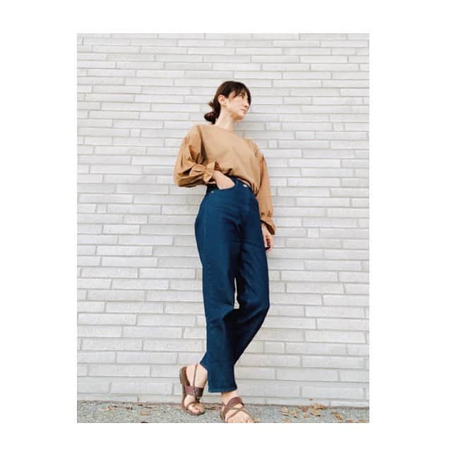 前田ゆかさんのインスタグラム写真 - (前田ゆかInstagram)「先日の洋服  気候も涼しくなってきてそろそろ長袖を〜  袖部分がシャツ素材でスエットとのドッキングスリーブスエット！  カジュアル中に袖のキュートさが気に入って(甘すぎないところが)この秋にブラックとキャメルを色違いで揃えました！  @munich_official   カラーでまた違うニュアンスに、 今季ほんの少し甘めのアイテムが 気になります。  ボトムスは甘さをおさえる デニム。 今季の @stunninglure  こちらも大活躍、ハイウエストで履きやすい！  そろそろサンダルからブーツにシフトしよう！  #munich #munich_jp #ミューニック #秋コーデ #stunning #デニム #rimark  #fashion #ootd #outfit」9月15日 10時27分 - maeyuka