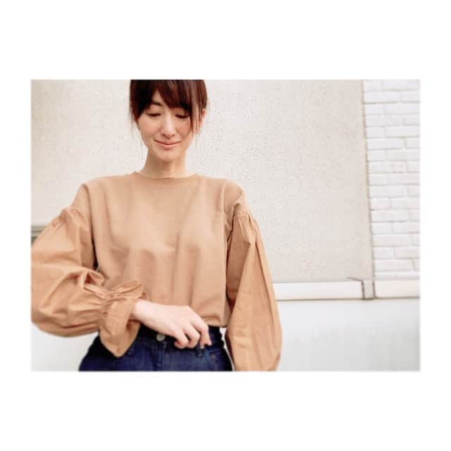 前田ゆかさんのインスタグラム写真 - (前田ゆかInstagram)「先日の洋服  気候も涼しくなってきてそろそろ長袖を〜  袖部分がシャツ素材でスエットとのドッキングスリーブスエット！  カジュアル中に袖のキュートさが気に入って(甘すぎないところが)この秋にブラックとキャメルを色違いで揃えました！  @munich_official   カラーでまた違うニュアンスに、 今季ほんの少し甘めのアイテムが 気になります。  ボトムスは甘さをおさえる デニム。 今季の @stunninglure  こちらも大活躍、ハイウエストで履きやすい！  そろそろサンダルからブーツにシフトしよう！  #munich #munich_jp #ミューニック #秋コーデ #stunning #デニム #rimark  #fashion #ootd #outfit」9月15日 10時27分 - maeyuka