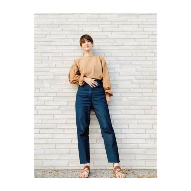 前田ゆかさんのインスタグラム写真 - (前田ゆかInstagram)「先日の洋服  気候も涼しくなってきてそろそろ長袖を〜  袖部分がシャツ素材でスエットとのドッキングスリーブスエット！  カジュアル中に袖のキュートさが気に入って(甘すぎないところが)この秋にブラックとキャメルを色違いで揃えました！  @munich_official   カラーでまた違うニュアンスに、 今季ほんの少し甘めのアイテムが 気になります。  ボトムスは甘さをおさえる デニム。 今季の @stunninglure  こちらも大活躍、ハイウエストで履きやすい！  そろそろサンダルからブーツにシフトしよう！  #munich #munich_jp #ミューニック #秋コーデ #stunning #デニム #rimark  #fashion #ootd #outfit」9月15日 10時27分 - maeyuka