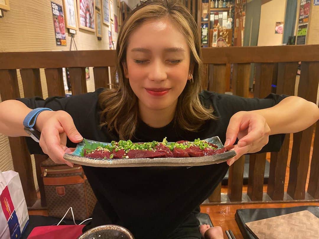 acaneのインスタグラム：「・ フォロワー10万人👯‍♂️👯‍♂️ ありがとうございます🤤❤ ・ これからも色々たのしいことを 沢山作っていくつもりなので、 acaneのこと、チェックワンツーでお願いします🧐🍺 ・ とりあえず10万人突破したら やりたいこと決めてたので、 はやく報告できるようにがんばるね！ ・ #10万人とは #東京ドームで2回ライブできます #東京のZeppで35回ライブできます #ワクワクしてきた #笑」