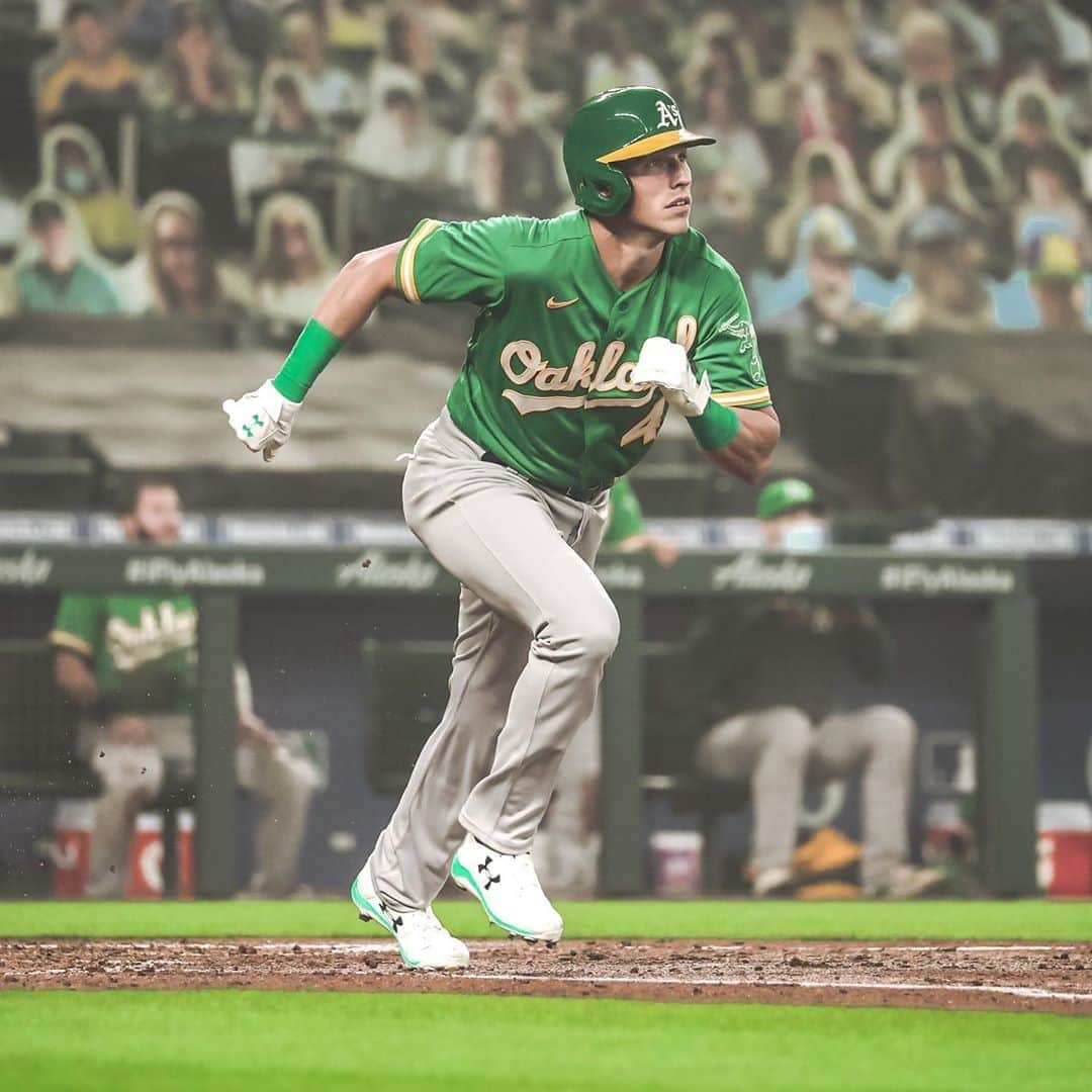 オークランド・アスレチックスさんのインスタグラム写真 - (オークランド・アスレチックスInstagram)「Welcoming the new guy by allowing him to wear the best jersey in baseball for his first game. #RootedInOakland」9月15日 10時30分 - athletics